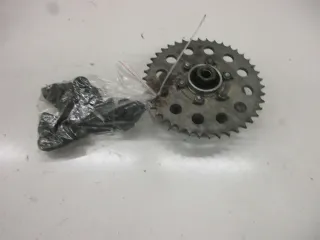 1. Suzuki GT 250 Ram Air Kettenradträger mit Ruckdämpfer Anfahrgummi Gummi - Bild 1
