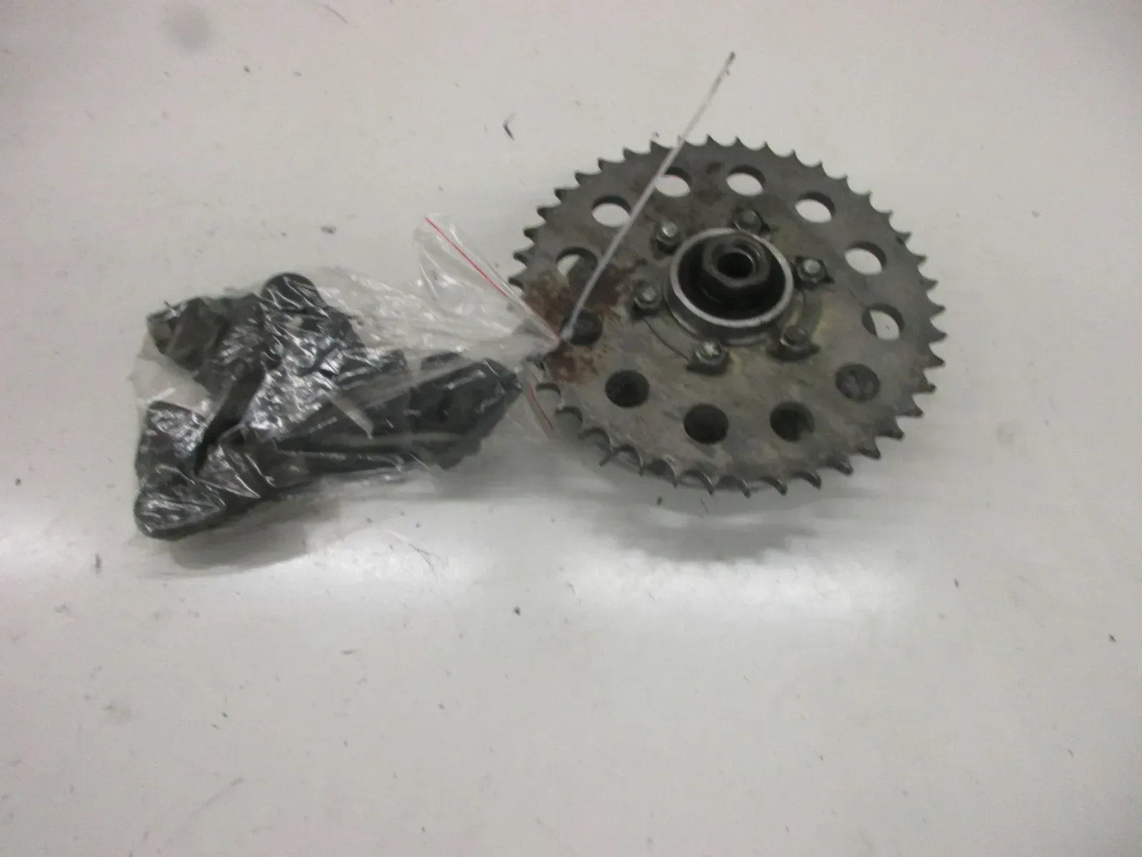 1. Suzuki GT 250 Ram Air Kettenradträger mit Ruckdämpfer Anfahrgummi Gummi - Bild 1