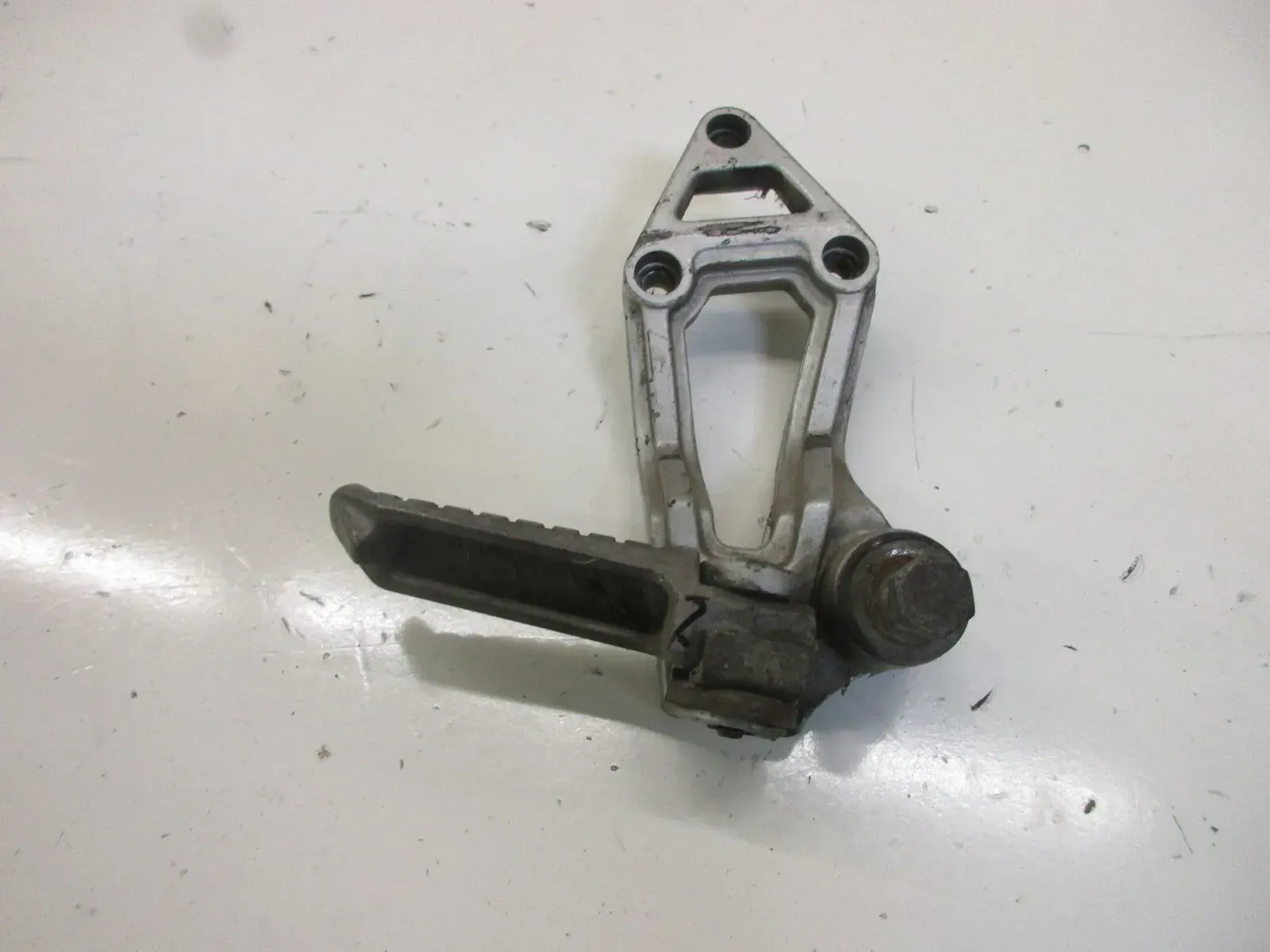 1. Kawasaki ZX-10 Tomcat ZXT 00 B Fußrastenhalter (2) hinten rechts mit Fußraste - Bild 1