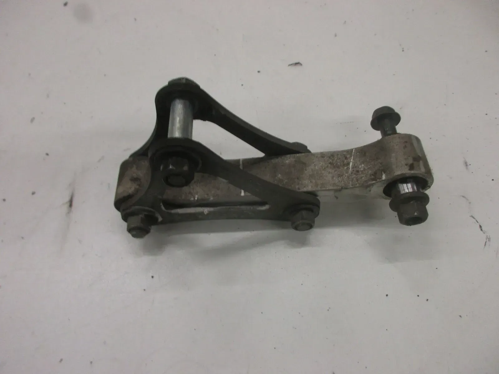 Umlenkung Knochen Yamaha YZF-R6 RJ03 Federbein Schwinge Aufnahme Halter - Bild 1