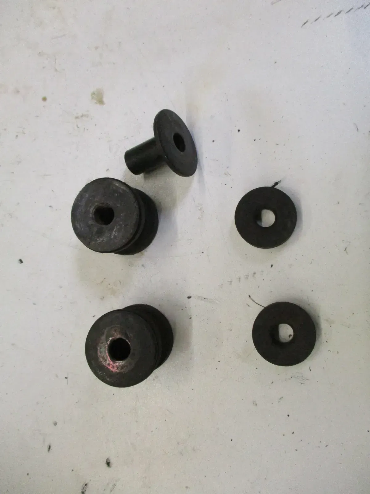 Gummi Vibrationsdämpfer Heckrahmen 8. Suzuki GSX 600 F GN72B Aufhängung Dämpfer - Bild 1