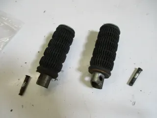 2. Suzuki GS 550 E Bj.78 Fußraste hinten rechts links mit Bolzen Fußrastensatz - Bild 1