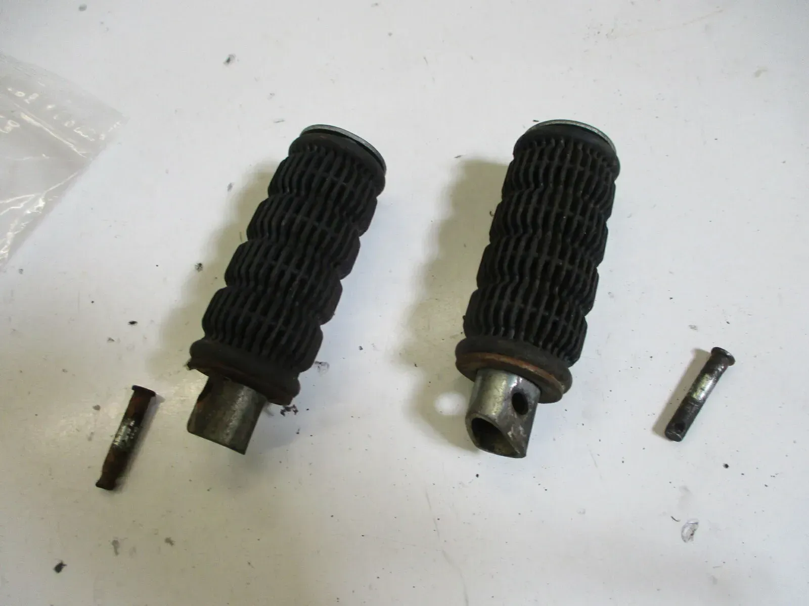 2. Suzuki GS 550 E Bj.78 Fußraste hinten rechts links mit Bolzen Fußrastensatz - Bild 1