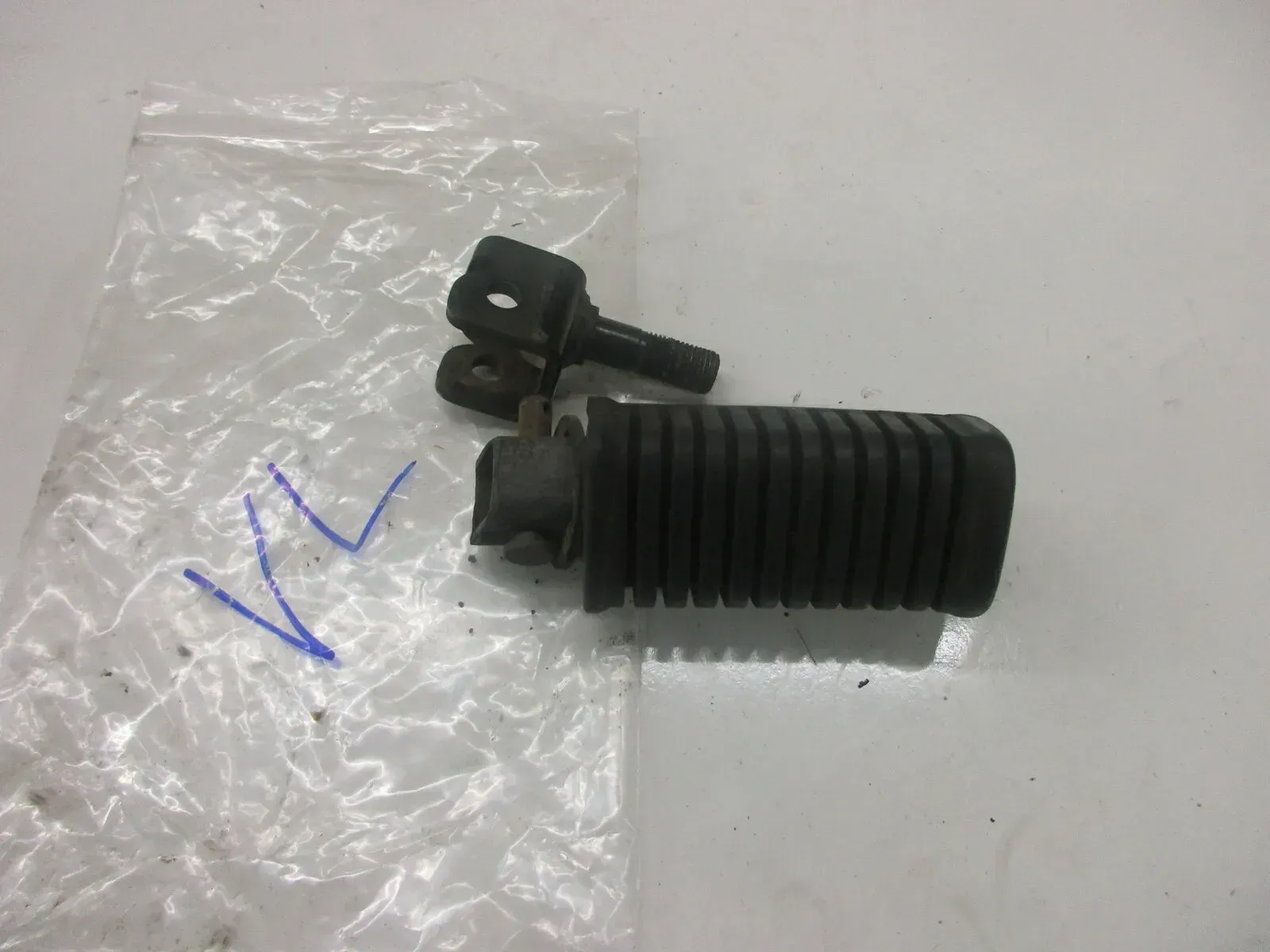 3. Kawasaki GPZ 305 EX305A BD Fußraste vorne links mit Fußrastenhalter - Bild 1