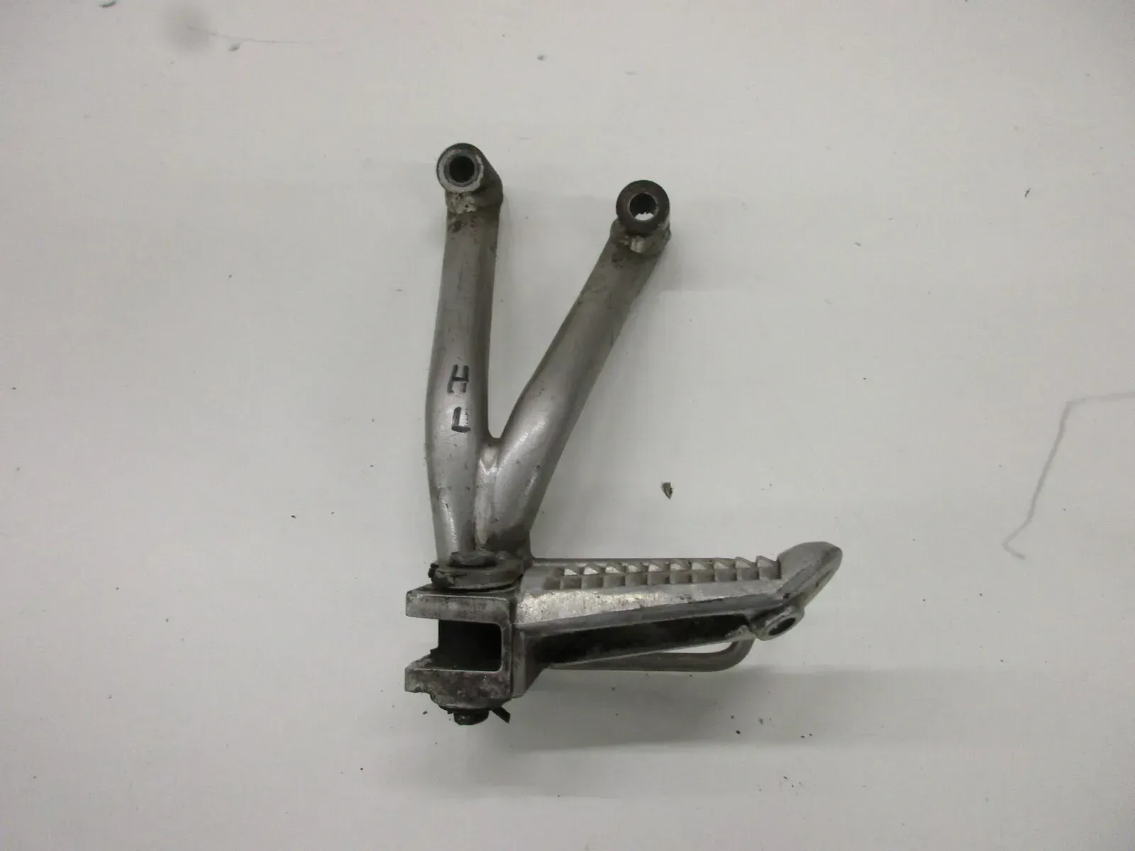 Suzuki RF 600 R GN 76 B Fußrastenhalter mit Fußraste hinten links Soziusraste - Bild 1
