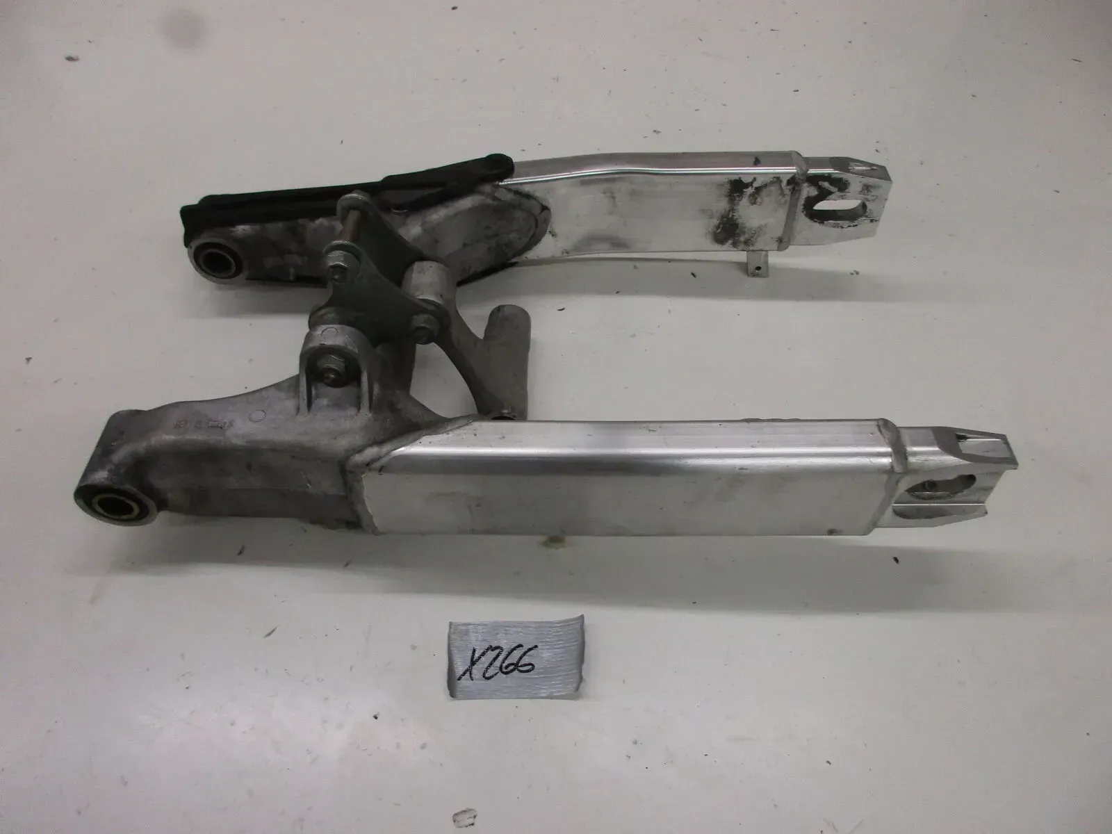 Schwinge Hinterrad X266 Honda VTR 1000 F SC36 Umlenkung Aufhängung Rahmen Felge - Bild 1