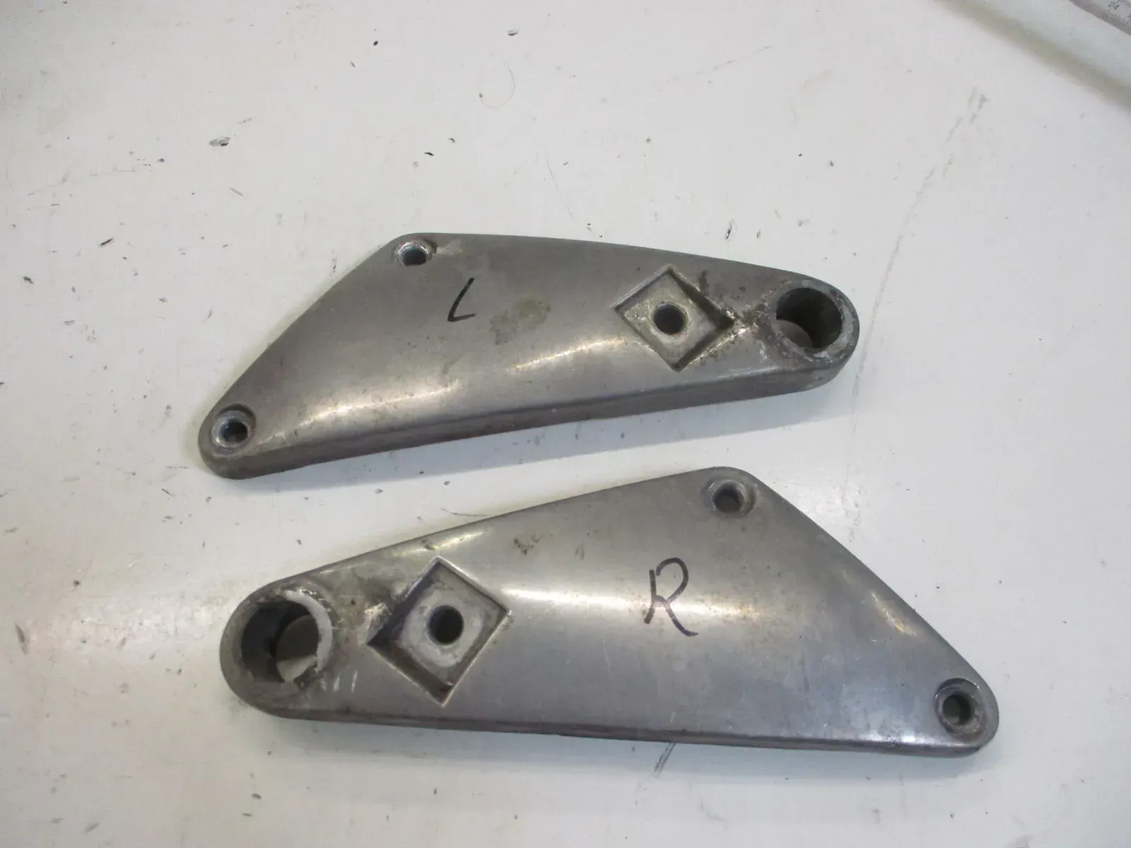 1. Kawasaki EN 500 EN500A Fußrastenbrücke Fußrastenhalter für Fußraste hinten - Bild 1