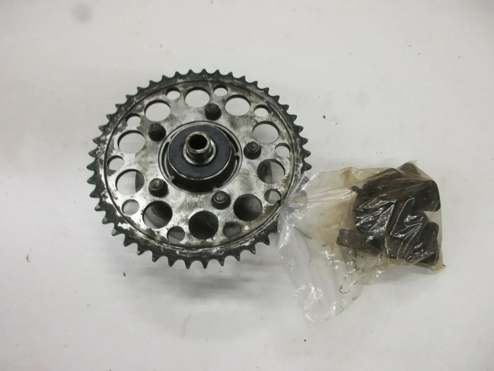 Kettenradträger mit Ruckdämpfer 5. Suzuki GSX 600 F GN 72 B  Felge ANtriebsgummi - Bild 1