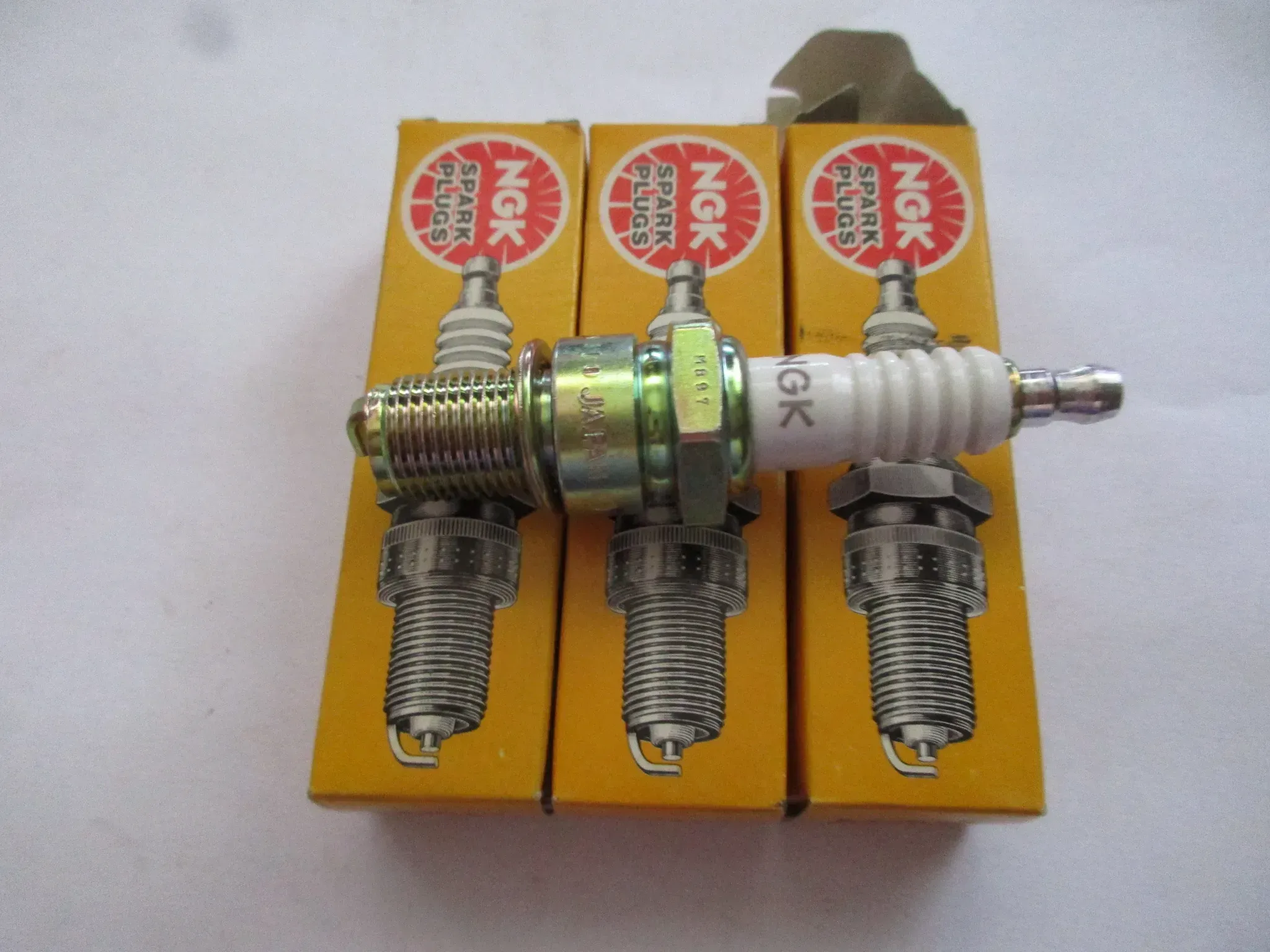 R1853 NGK B5ES Honda Kawasaki Yamaha 6410 Zündkerzen Ø 14 mm Motor - Bild 1