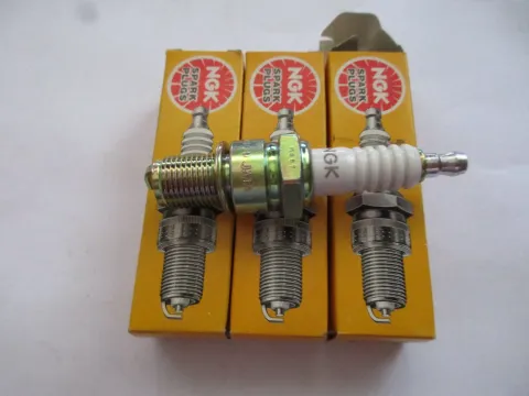 Background image for R1853 NGK B5ES Honda Kawasaki Yamaha 6410 Zündkerzen Ø 14 mm Motor