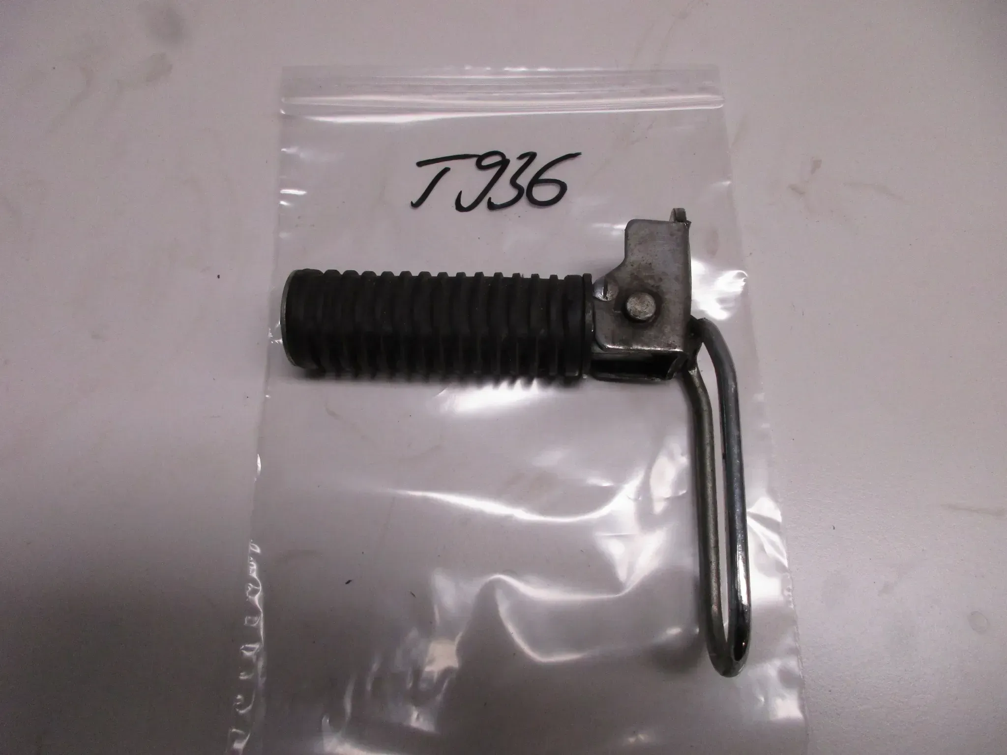T936 Honda CBX 550 F PC 04 Soziusraste hinten links Fussraste left - Bild 1