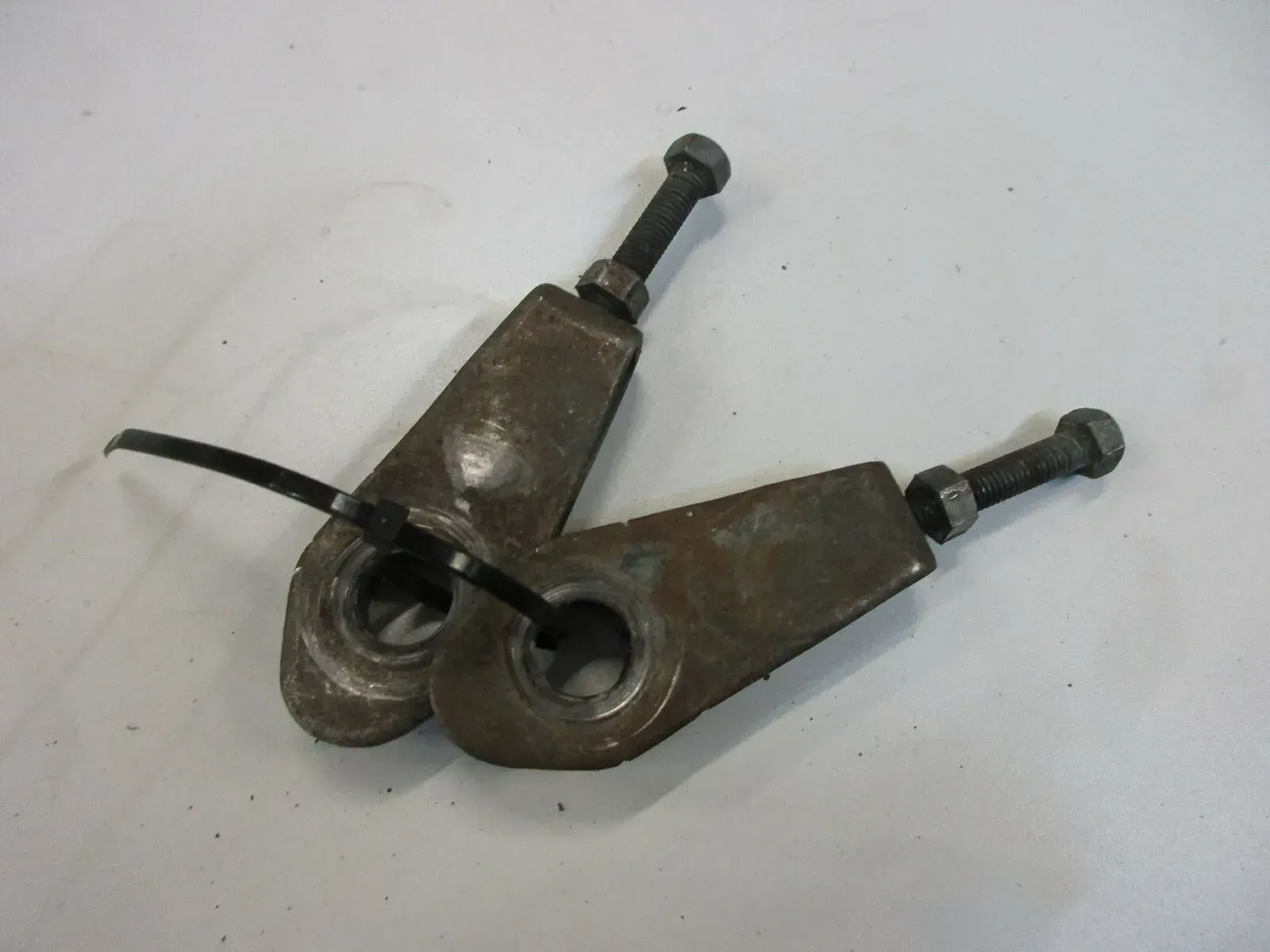 O. Suzuki GSX 250 E GS 25 X Kettenspanner rechts links Kette Antriebskette - Bild 1