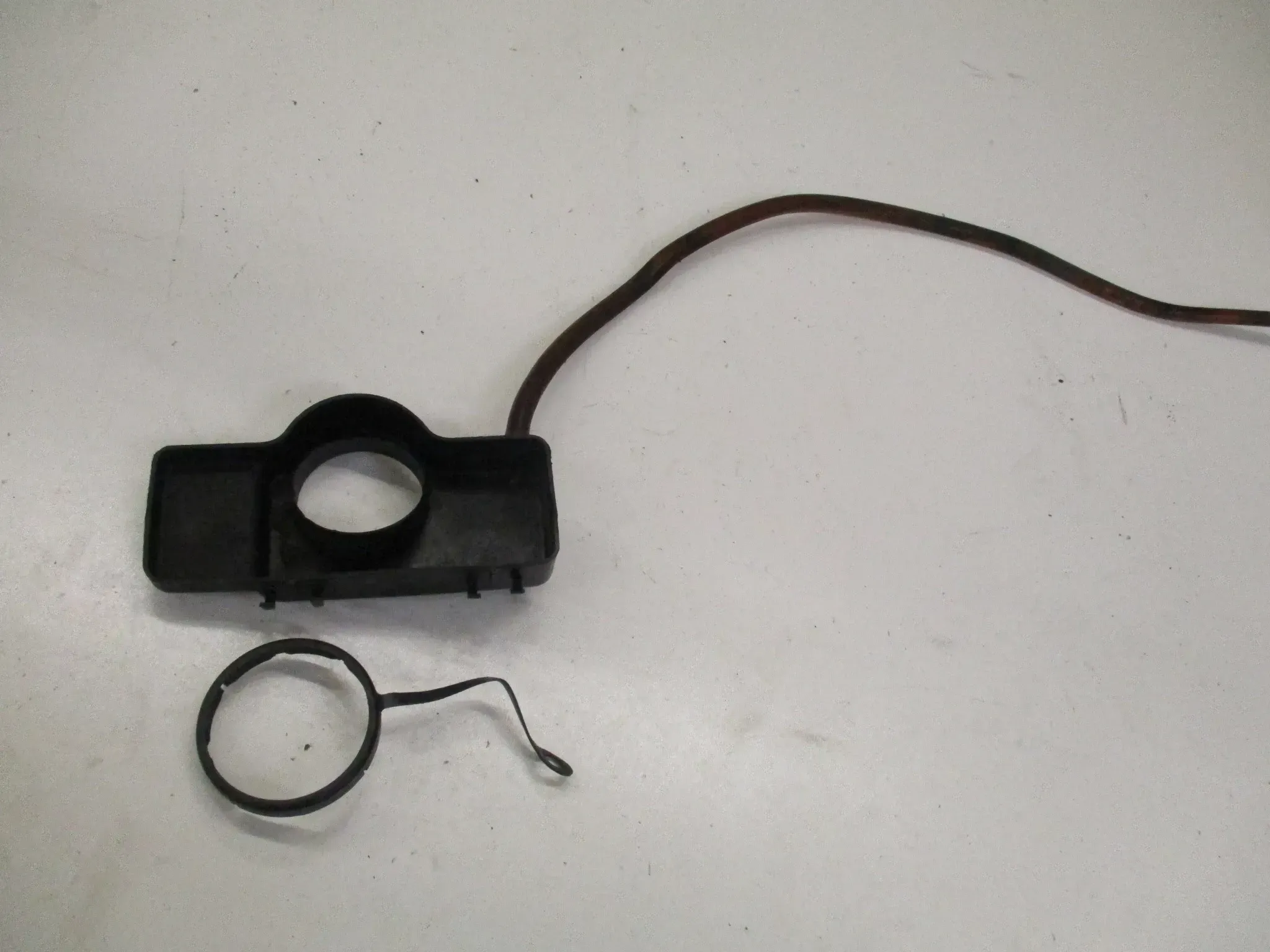 3. Honda GL 1100 SC02 Goldwing Tankdeckel Verkleidung Halter 83502-463-0100 Schutz - Bild 1