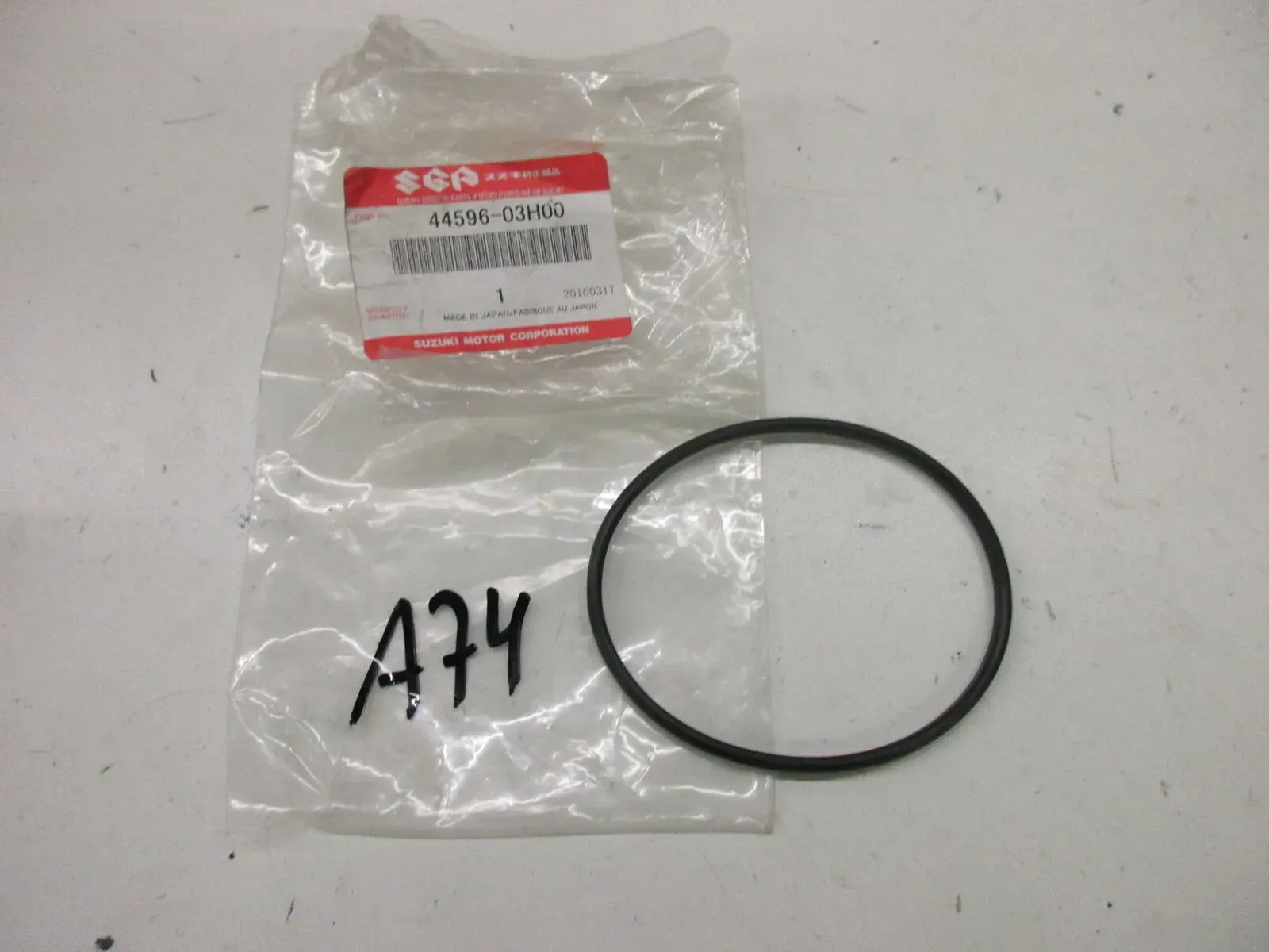 A74. Suzuki UH 125_200 Dichtung Tankdeckel Benzintank Tank seal 44596-03H00 - Bild 1