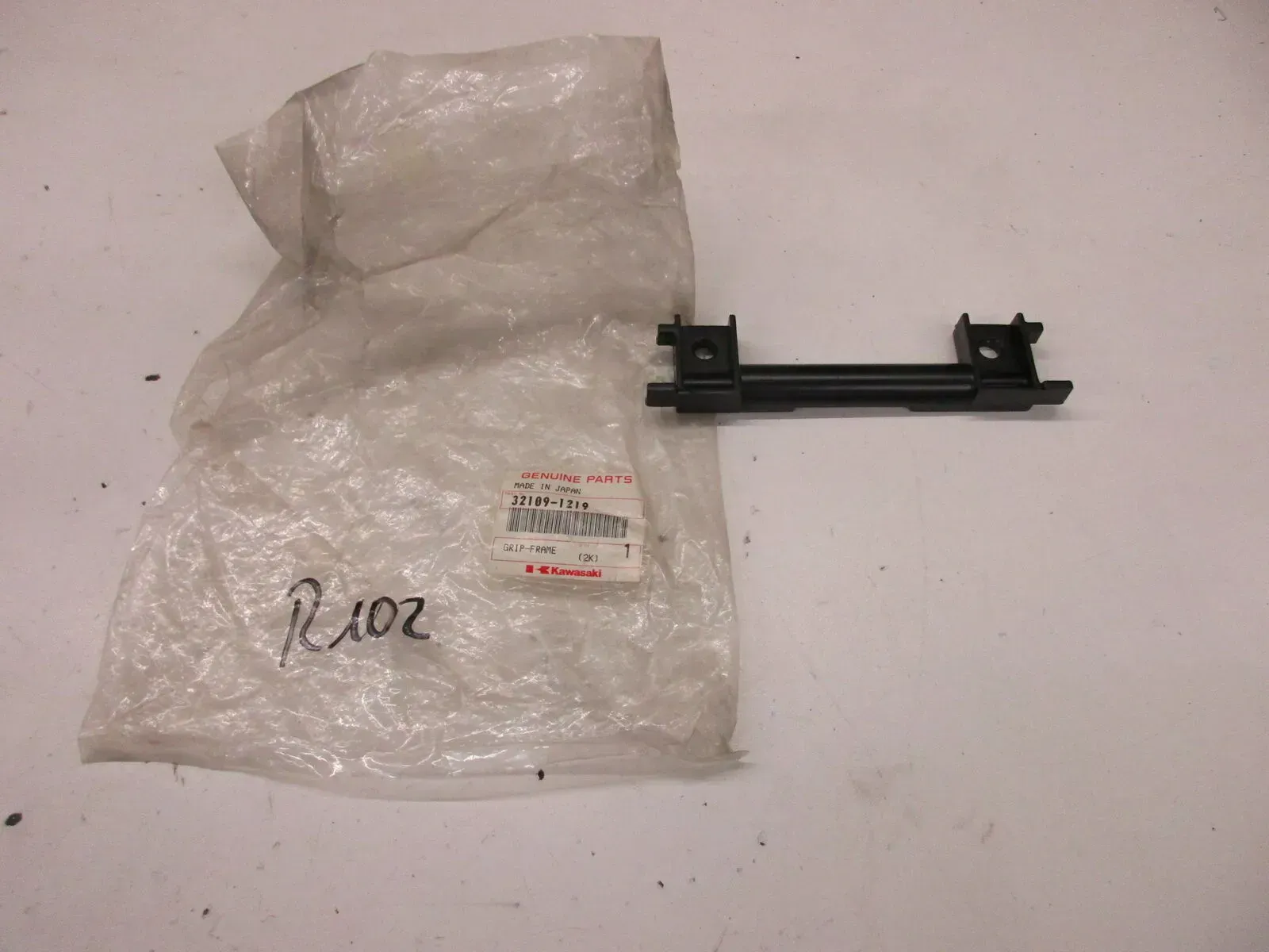 R102. Kawasaki ZR 750_1100 Zephyr Batteriehalter Träger Halter Rahmen 32109-1219 - Bild 1