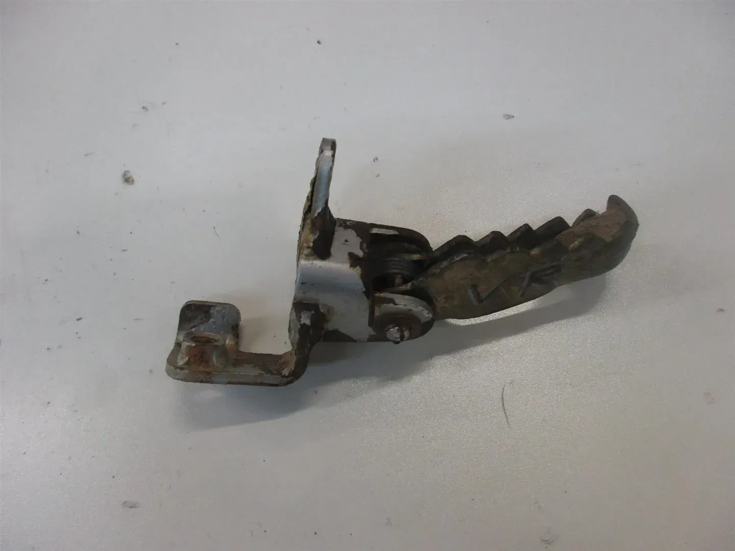 HONDA NX 250 MD Bj.92 FUßRASTE VORNE RECHTS FUSSRASTE FOOTREST FRONT RIGHT - Bild 1