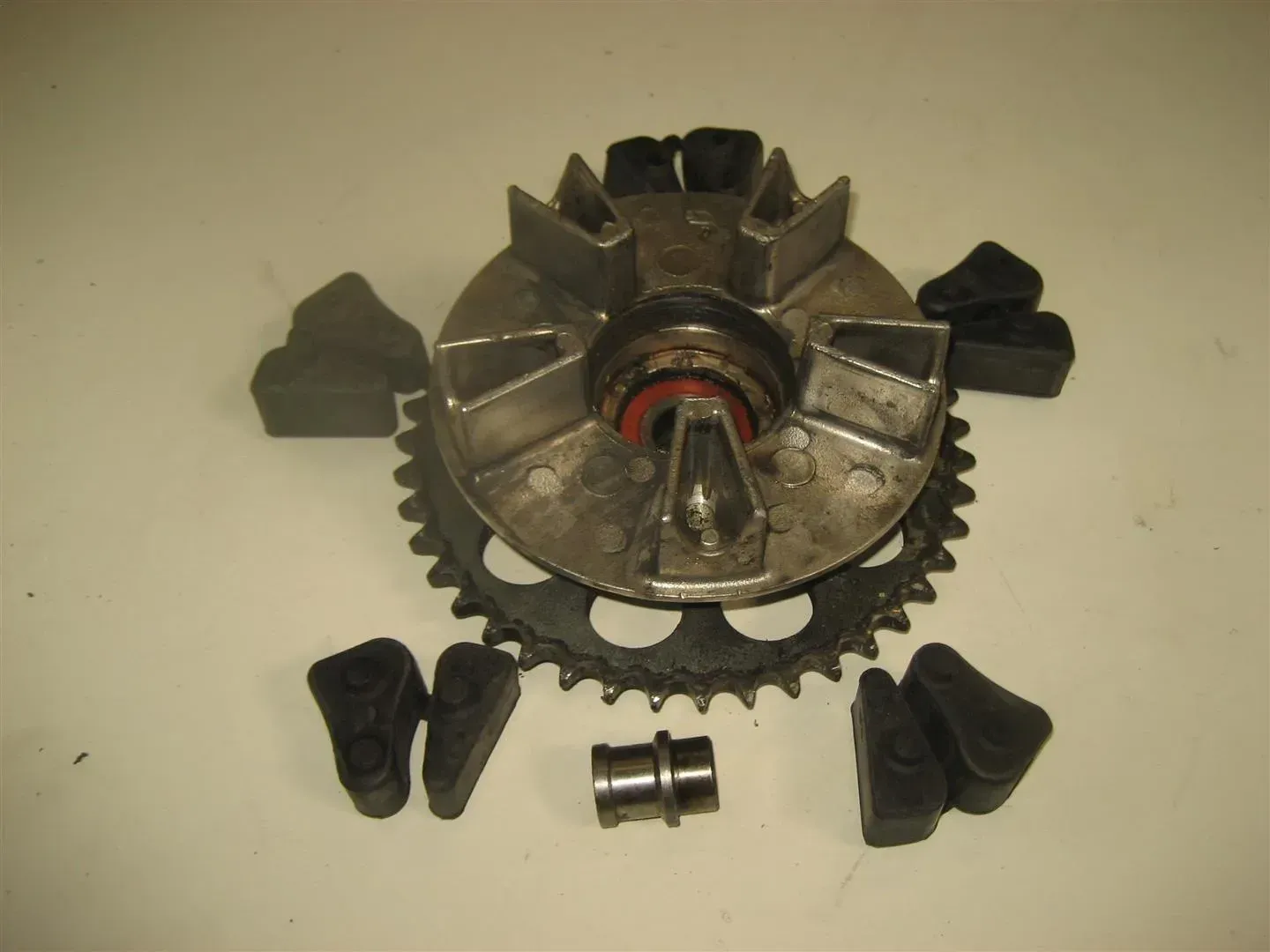 3. HONDA CBR 1000 F SC21 KETTENRADTRÄGER MIT RUCKDÄMPFER ANTRIEBSGUMMI GUMMI - Bild 1