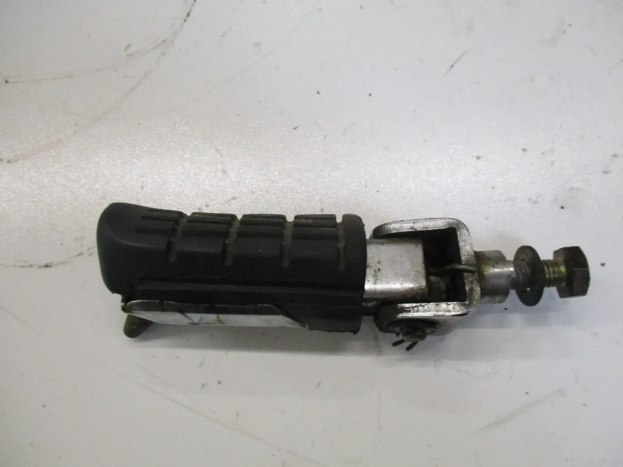 2. Honda CBX 750 F RC17 Fußraste vorne links mit Bolzen foot rest front left - Bild 1