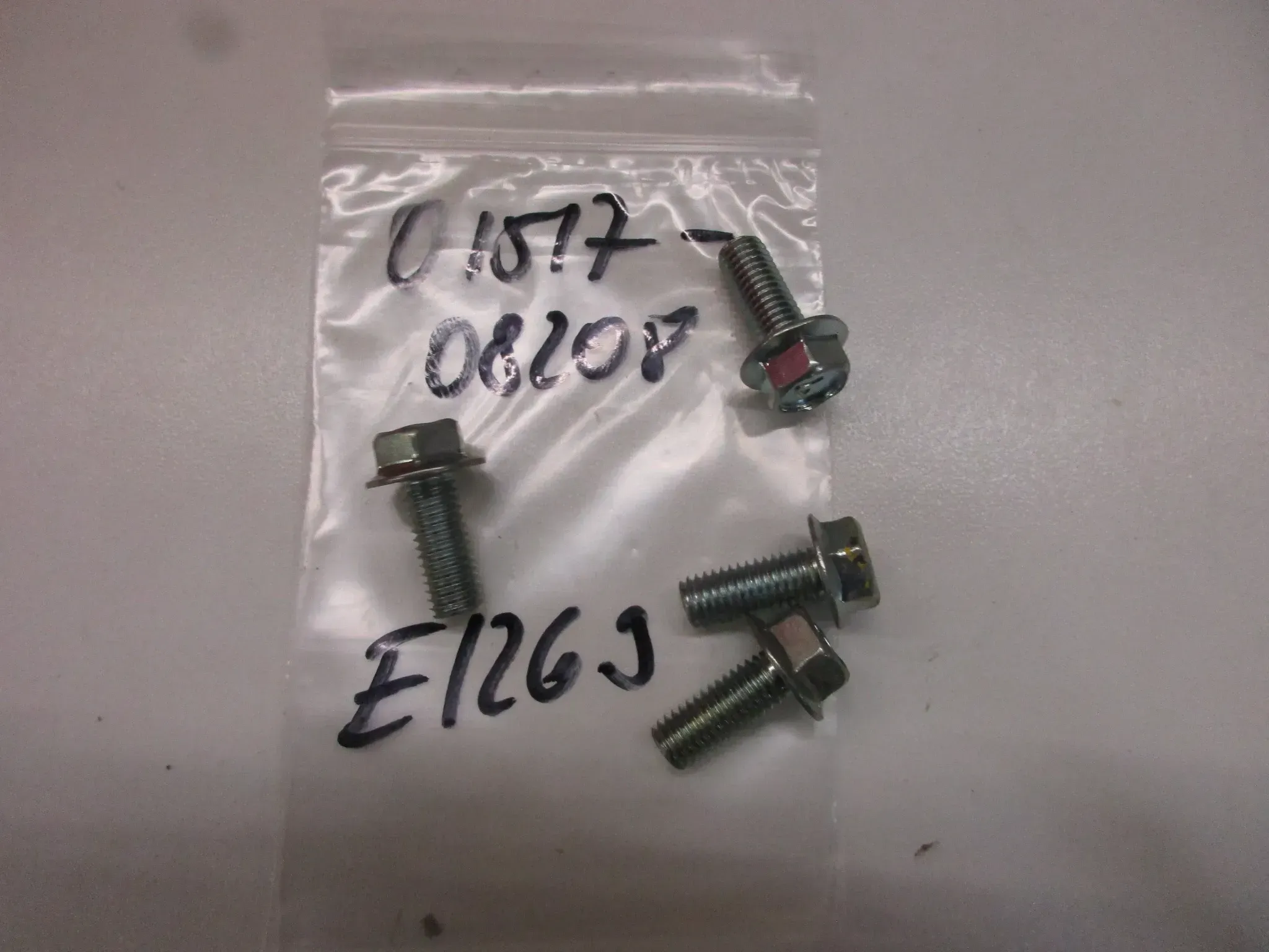 E1269 Suzuki DR 600 Schrauben Rahmen 01517-08208 Schwinge M8 mm Fußraste - Bild 1