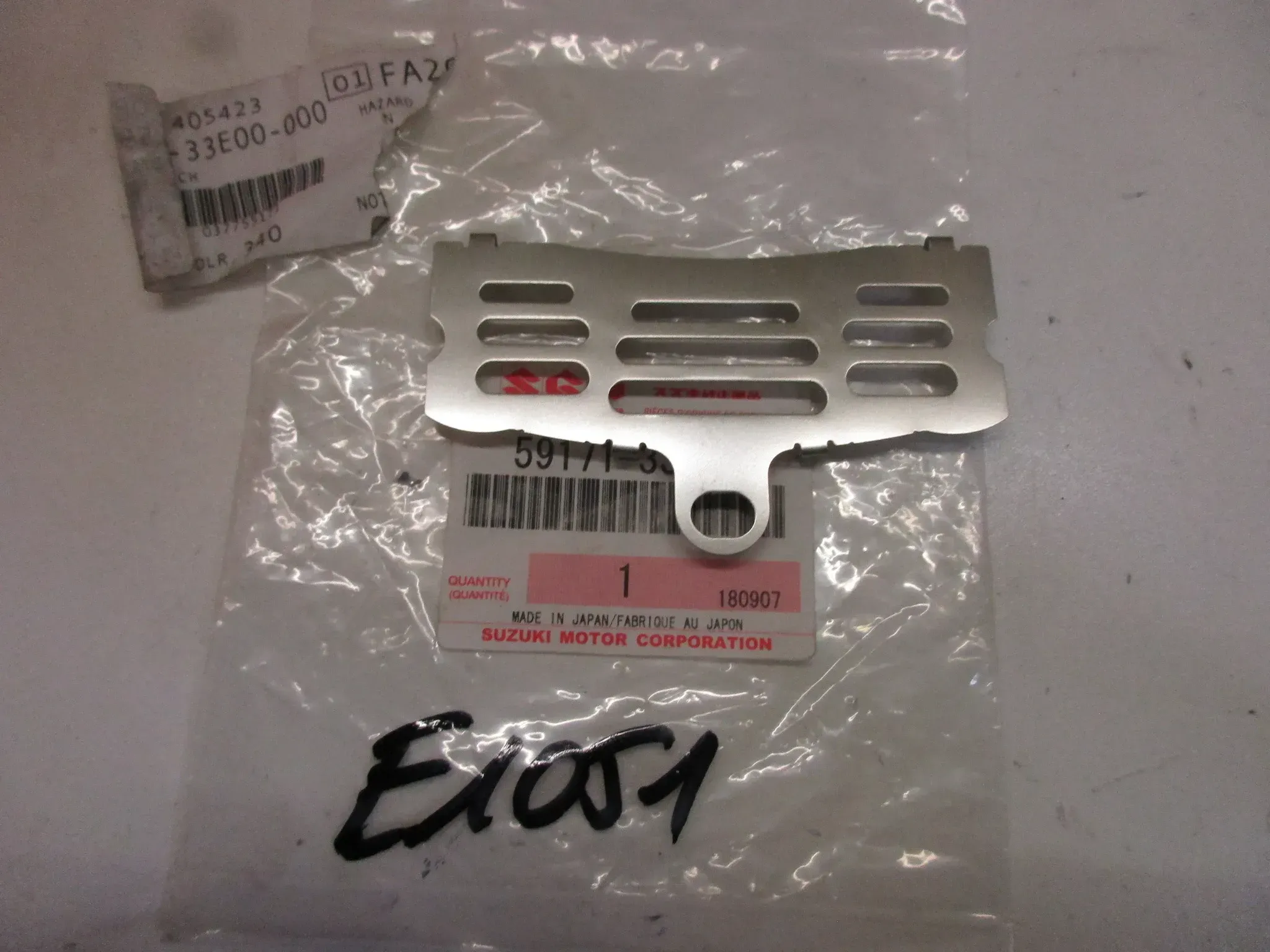 E1051. Suzuki GSX 1300 R Sicherungsblech Blech 59171-33E00 vorne Bremssattel - Bild 1
