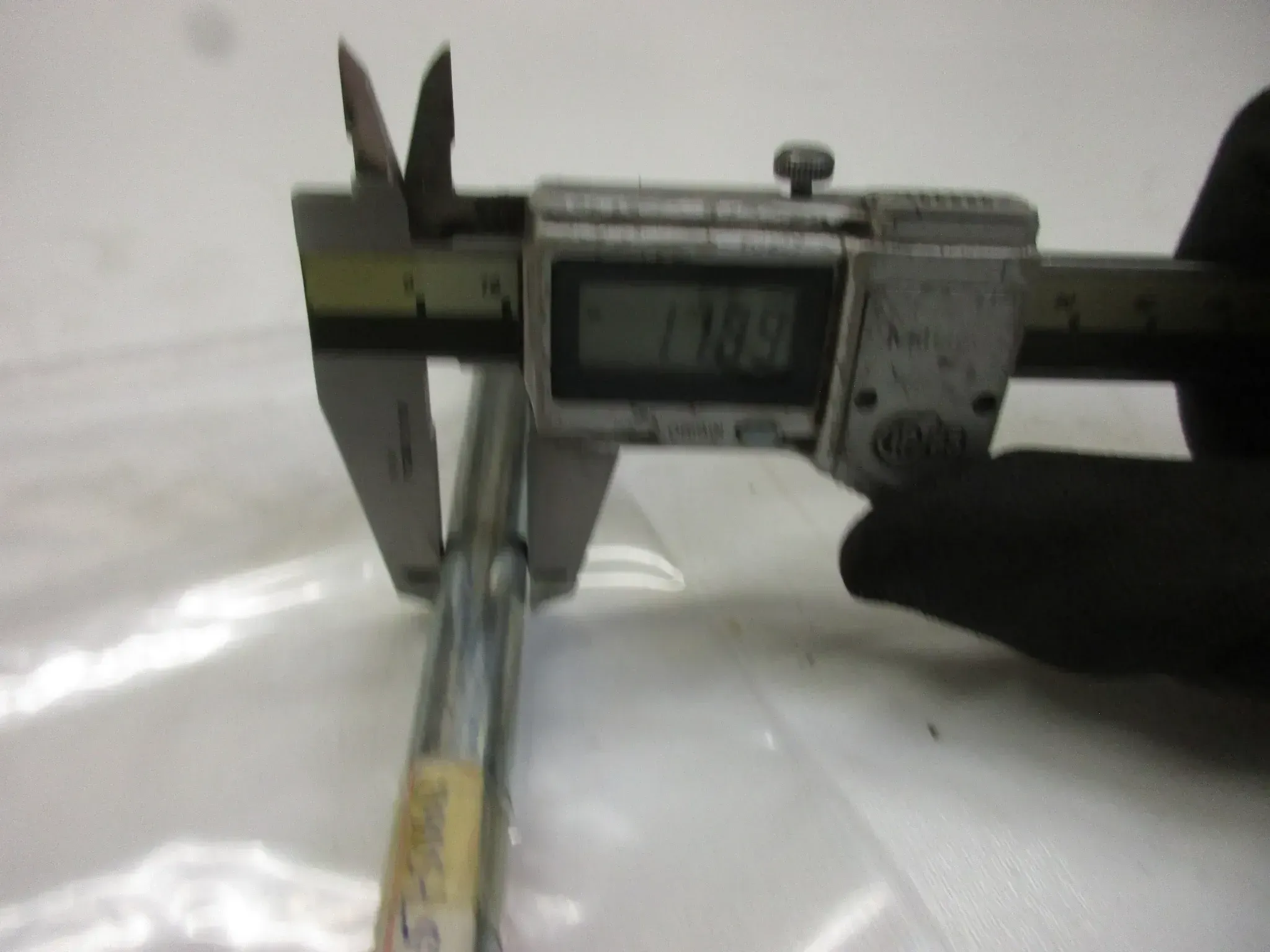 E2135 Suzuki TS 125_185 Steckachse Achse 64711-43000 vorne 12 mm Vorderrad axle - Bild 1
