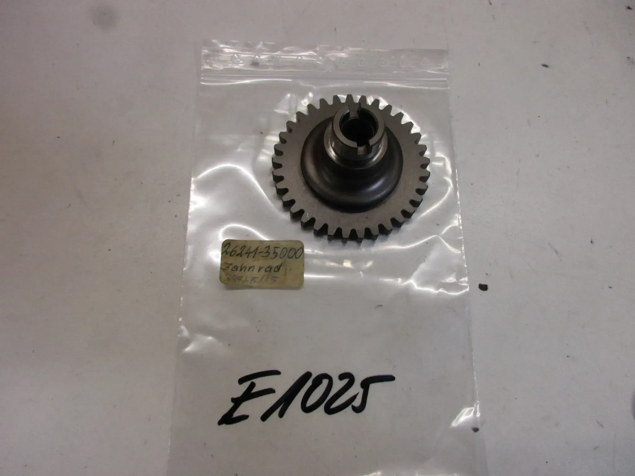 E1025. Suzuki RV 50 Antriebsritzel Kickstarter 26241-35000 Starterritzel Motor - Bild 1