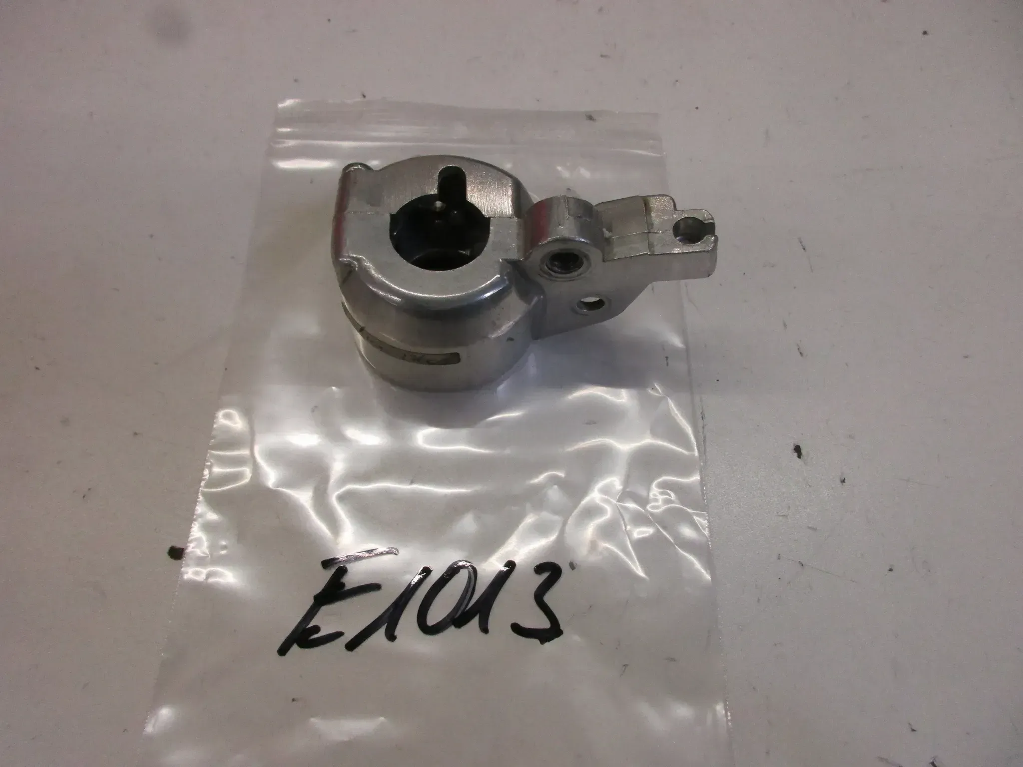 E1013. Suzuki RV 50 Lenkerschalter Gehäuse 57700-27600 Armatur Lenker Lenkarmatur - Bild 1