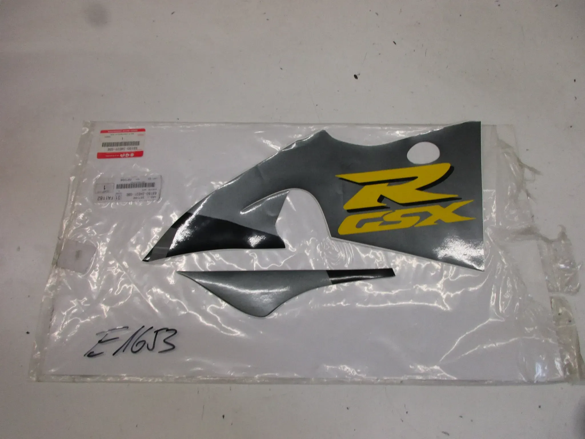 E1653. Suzuki GSX-R 600_750 Aufkleber Dekor 68180-34E01-G9E Verkleidung rechts Emblem Logo - Bild 1