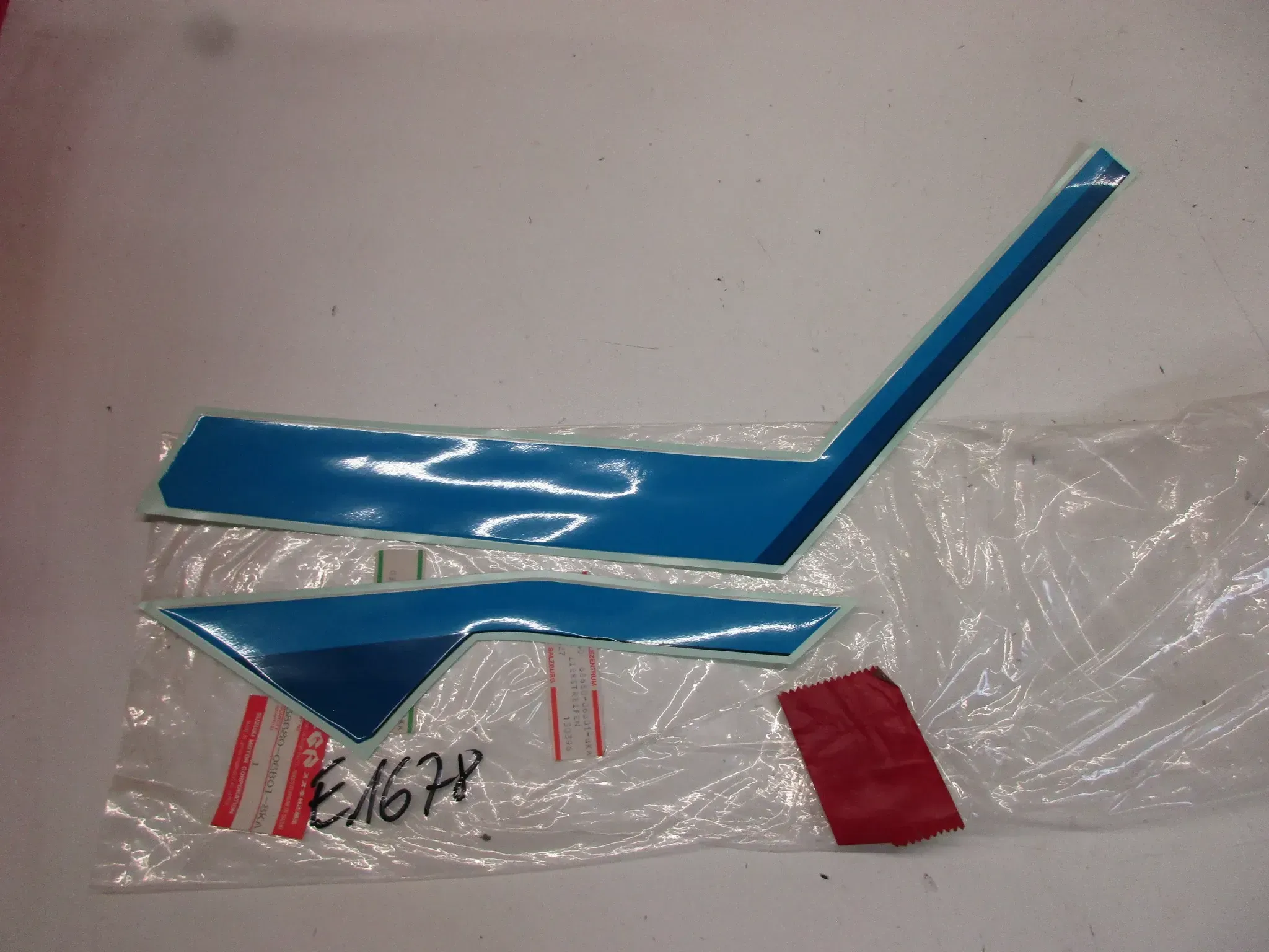 E1678. Suzuki GSX-R 1100 Aufkleber Dekor 68680-06B01-8KA Verkleidung rechts Emblem Logo - Bild 1