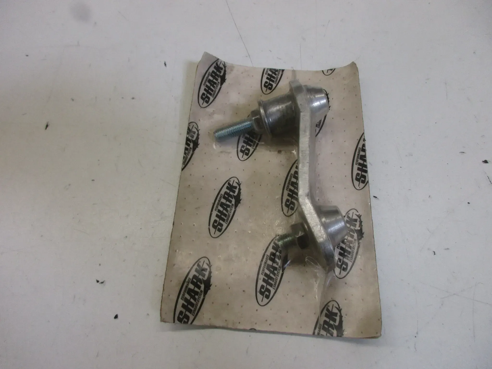 X2214 Shark Auspuffhalter Endtopf Aufnahme 235 Auspuff Flansch Träger - Bild 1