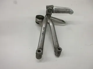 Suzuki RF 600 R GN 76 B Fußrastenhalter mit Fußraste hinten rechts Soziusraste - Bild 2