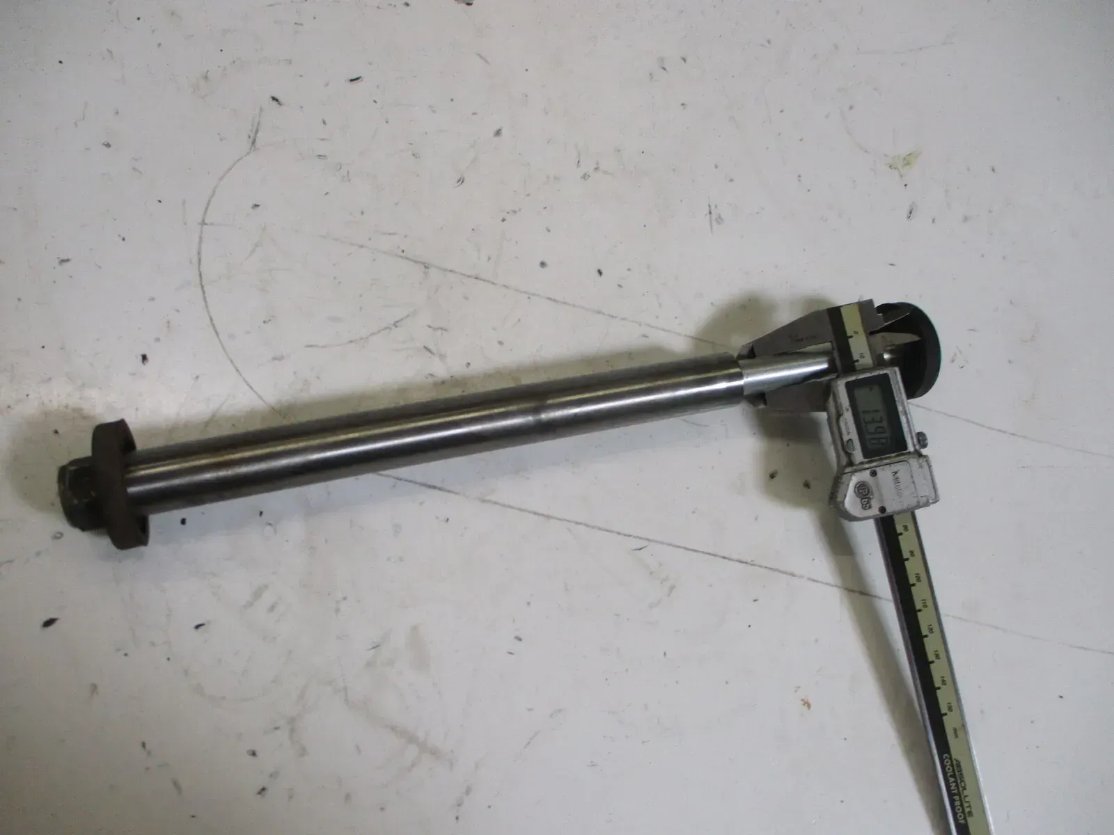 1. Kawasaki EN 500 EN500A Schwingenachse 14 mm mit Lagerhülse 22 mm Schwinge - Bild 1
