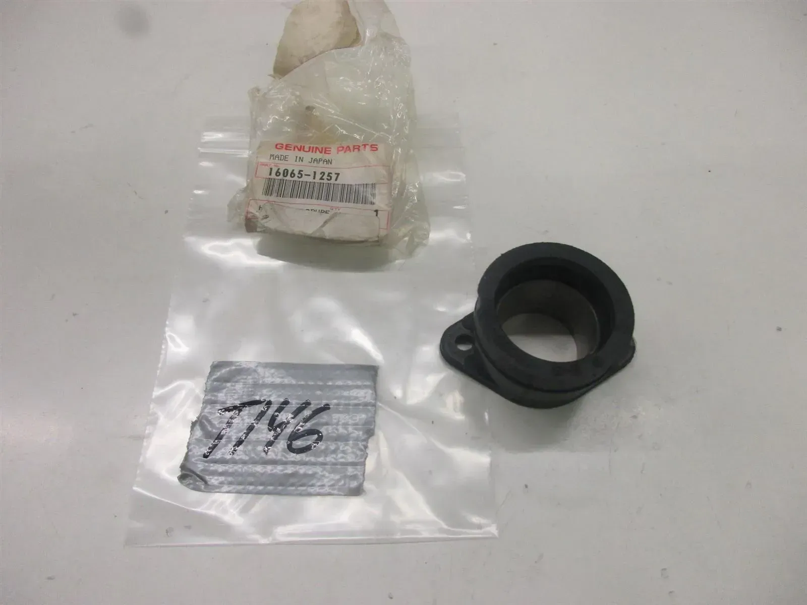 T146. Kawasaki ZR-7 S ZR 750 Ansaugstutzen Vergaser Vergaserstutzen 16065-1257 - Bild 1
