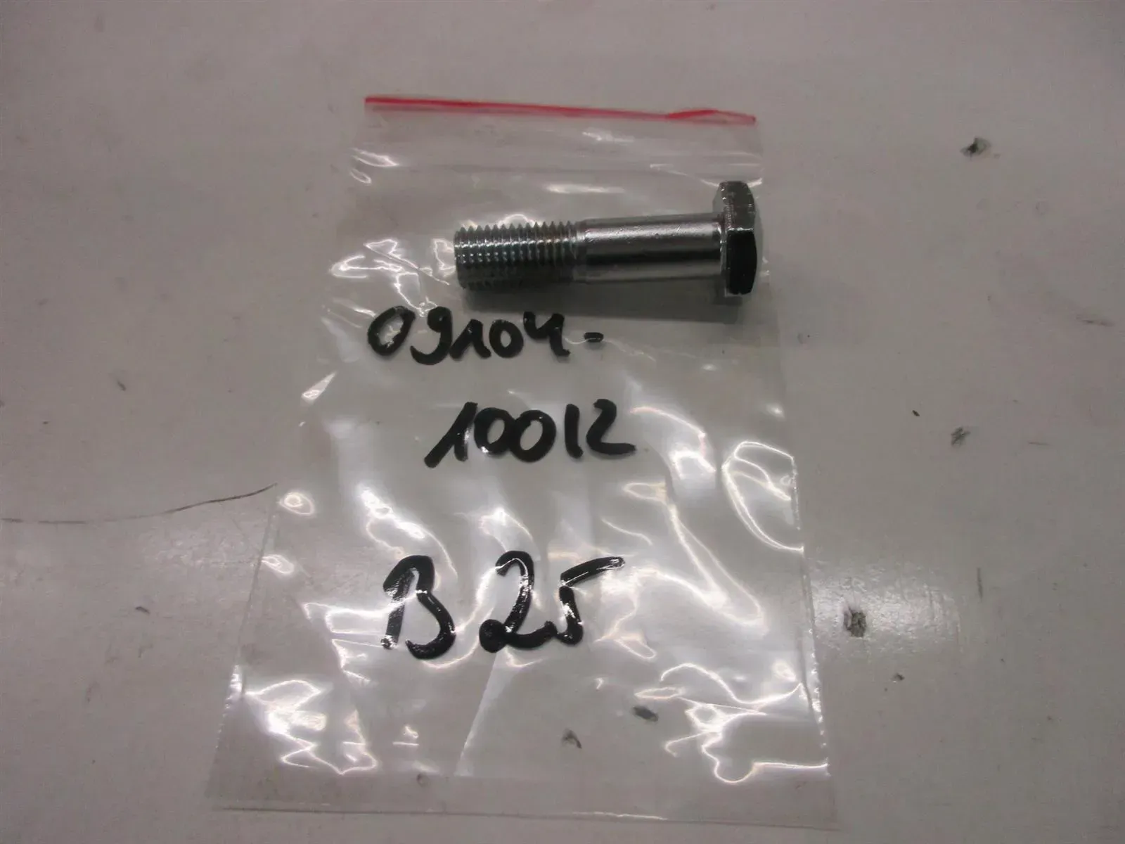 B25. Suzuki GT 250_380_550 Schraube M12 x 40 mm Bremssattel Bolzen 09104-10012 - Bild 1