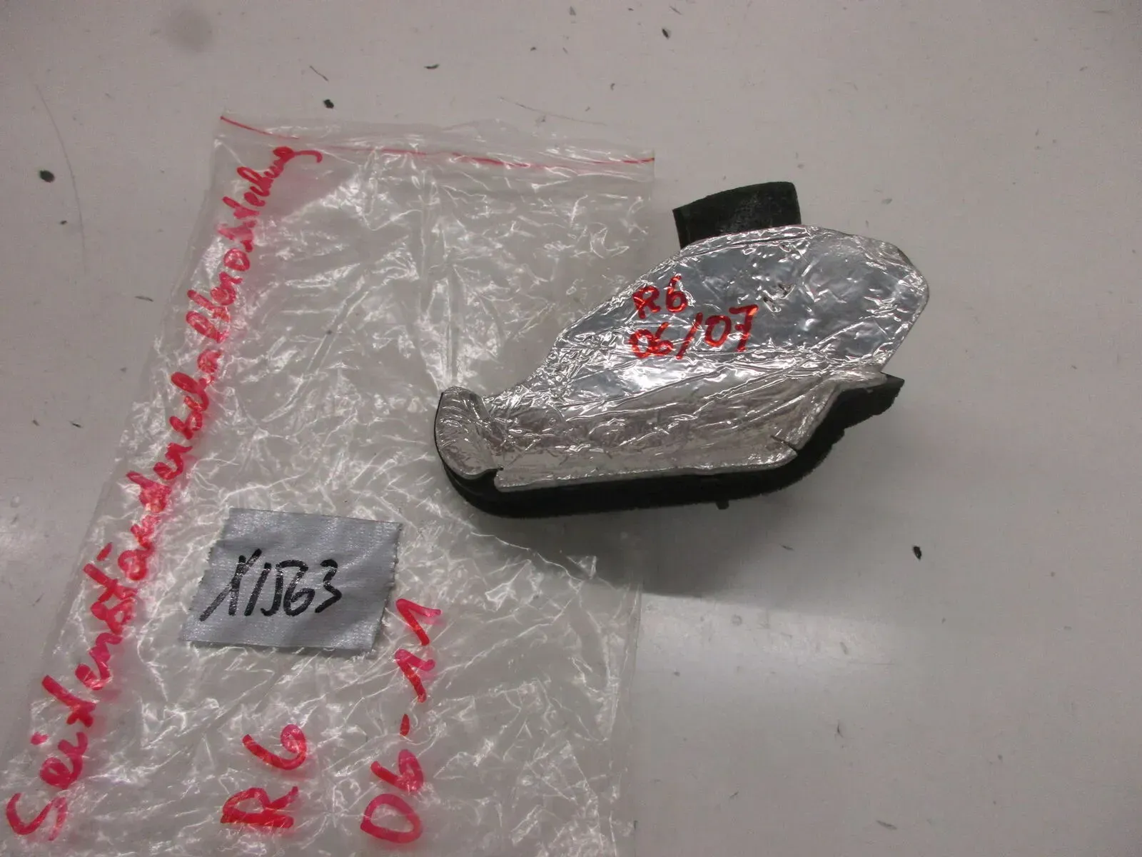 Verkleidung Blende X1563 Yamaha YZF-R6 RJ 15 Abdeckung links Seitenständer - Bild 1