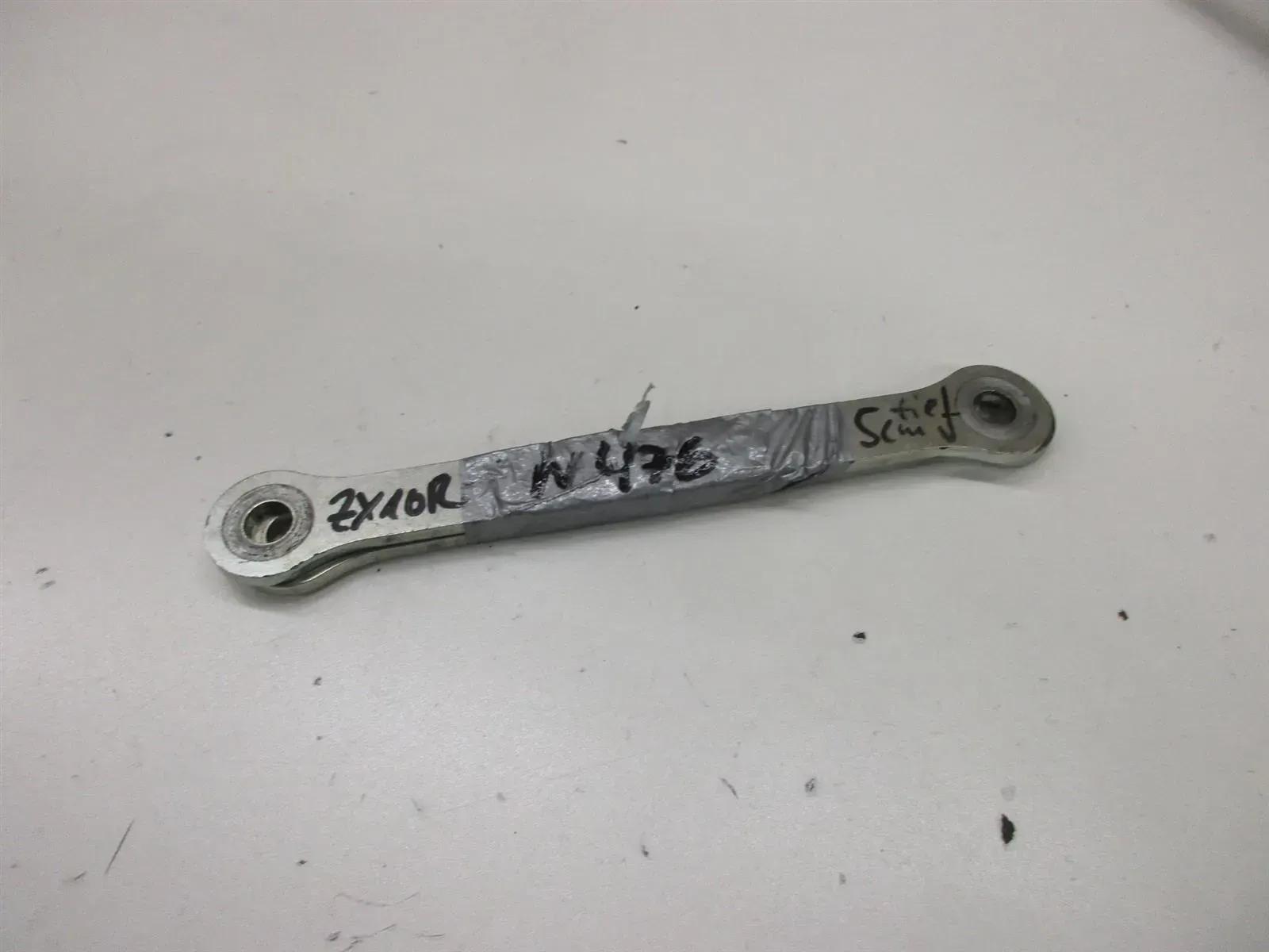 W476. Kawasaki ZX-10 R Federbeinumlenkung Halter Aufnahme Schwinge Stoßdämpfer - Bild 1