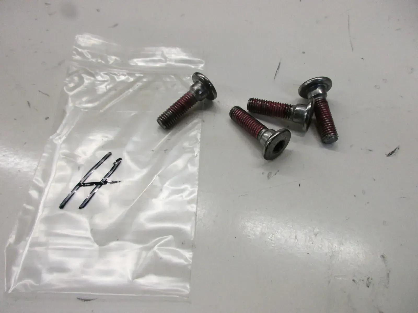 Kawasaki ER-6 F ABS EX650E Bremsscheibenschrauben M8x34 mm hinten rechts - Bild 1