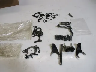 6. Honda CB 900 F_F2 Bol d`Or SC 01 Getriebe (4) Kleinteile Schaltklauen Federn - Bild 1