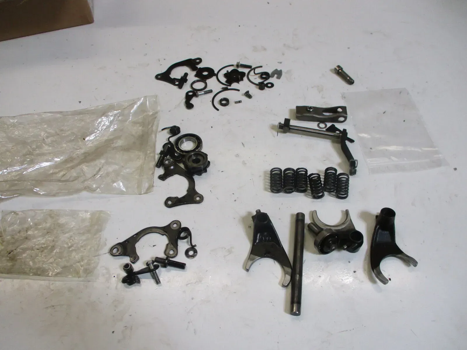 6. Honda CB 900 F_F2 Bol d`Or SC 01 Getriebe (4) Kleinteile Schaltklauen Federn - Bild 1