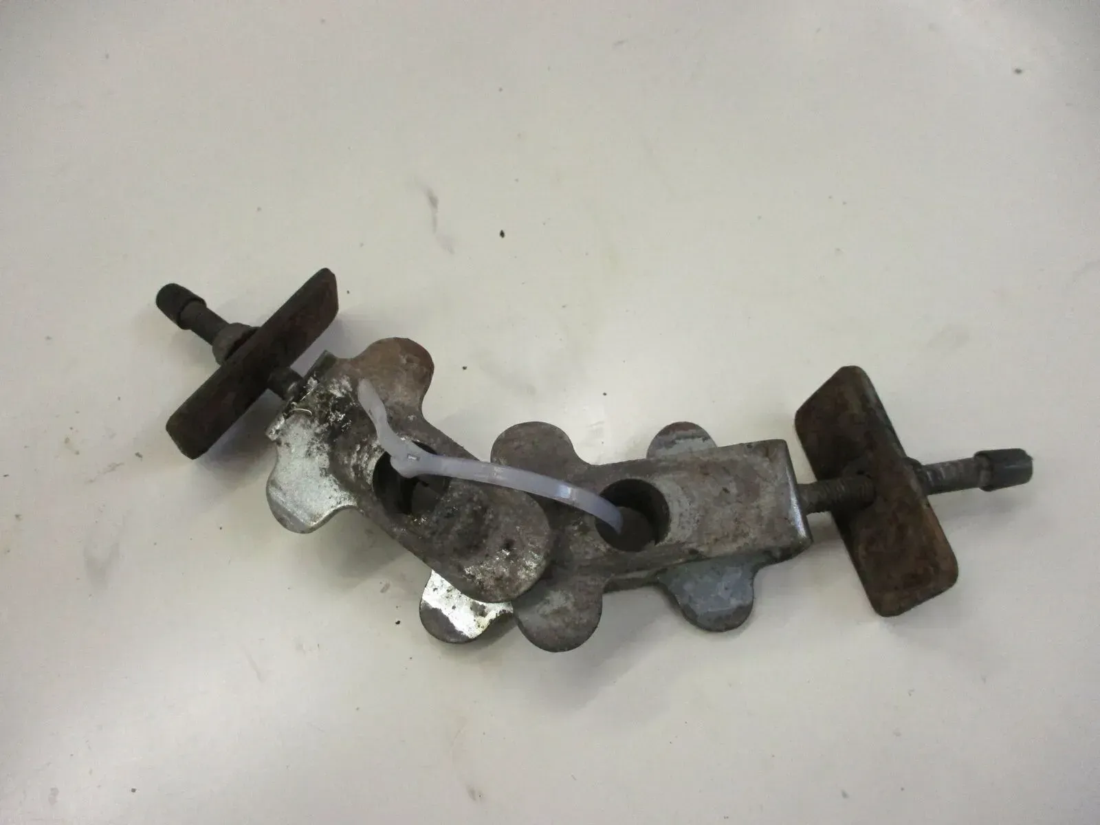 12. Suzuki GS 500 E GM51B Kettenspanner Antriebskettenspanner rechts links - Bild 1