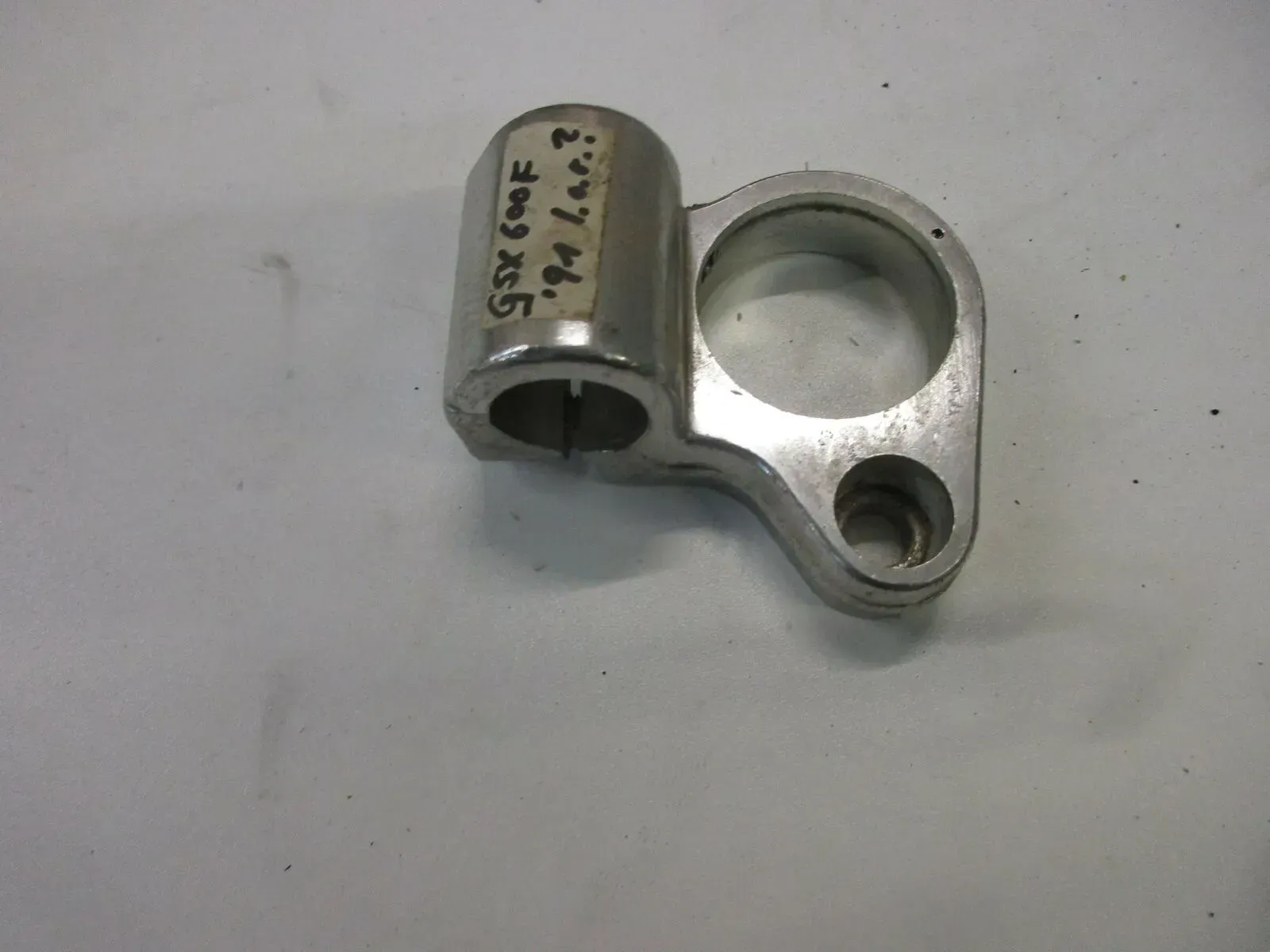 O. Suzuki GSX 600 F GN72B Lenkerhalter rechts Lenker Halter Lenkerklemme - Bild 1