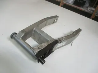 1. YAMAHA FZS 600 FAZER RJ02 Schwinge Hinterradaufhängung Felge hinten (2) - Bild 2