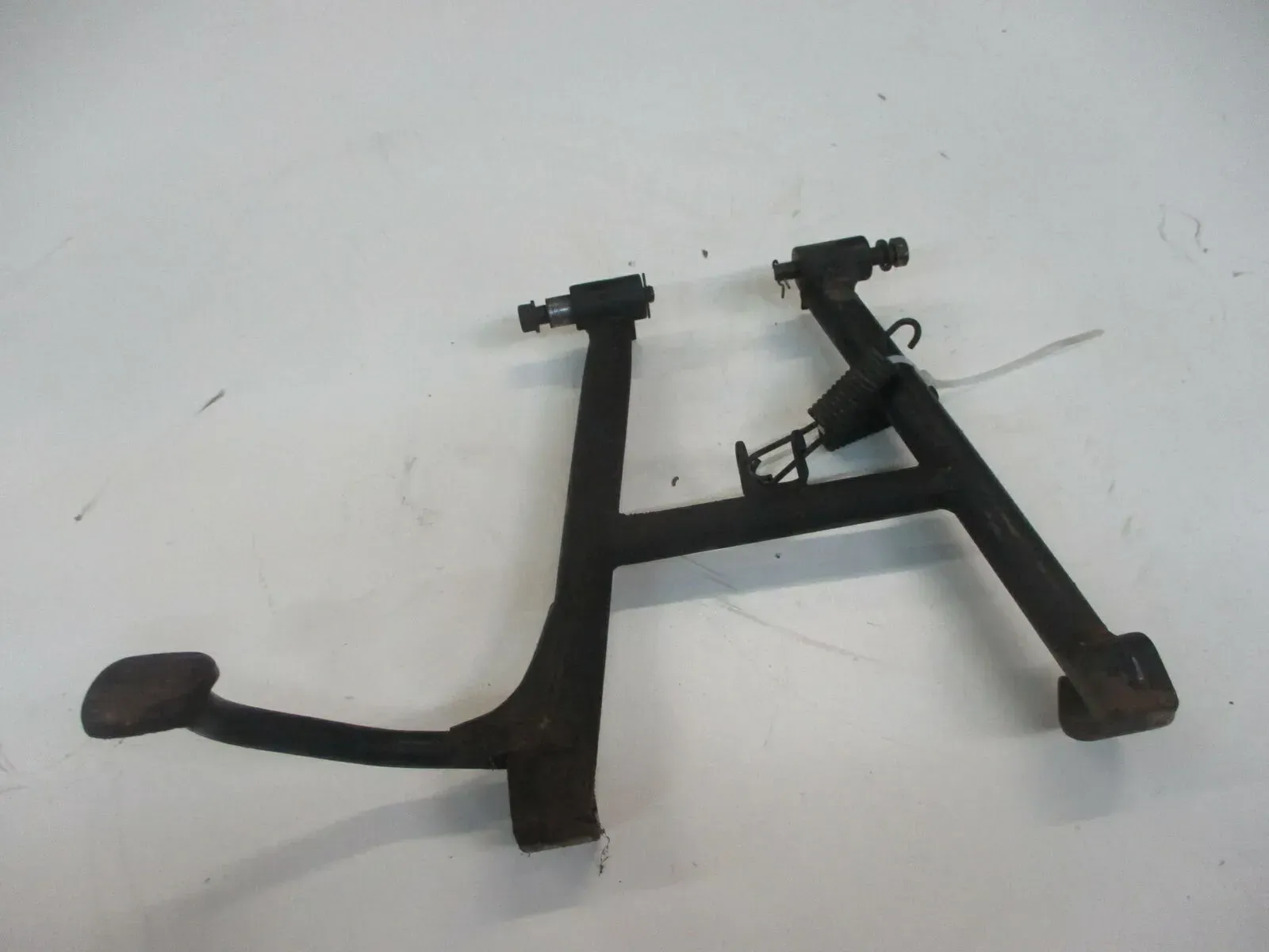 4. SUZUKI GSX 400 E GK 53 C Hauptständer mit Bolzen und Feder main stand - Bild 1