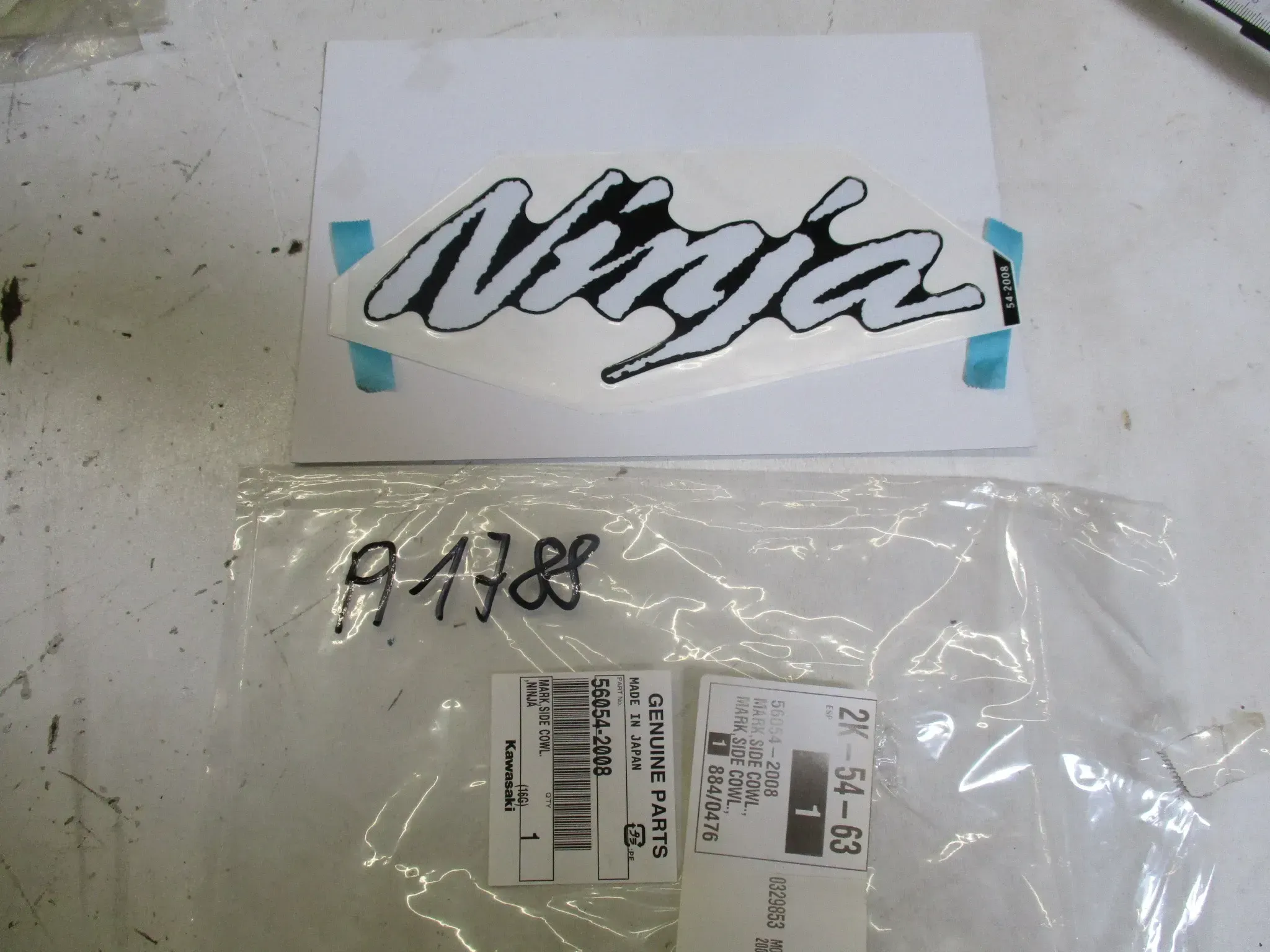 A1788 Kawasaki ZX-10R Ninja Dekorstreifen 56054-2008 Emblem links - Bild 1