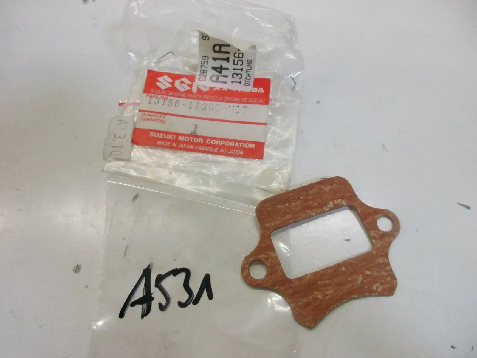 A531. Suzuki GT 250 X7 Dichtung Motor Zylinder Zylinderfuß 13156-11300-H17 - Bild 1