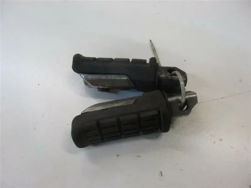 HONDA VF 750 S RC07 FUßRASTE HINTEN RECHTS LINKS SOZIUSRASTE FUSSRASTE FOOTREST* - Bild 1