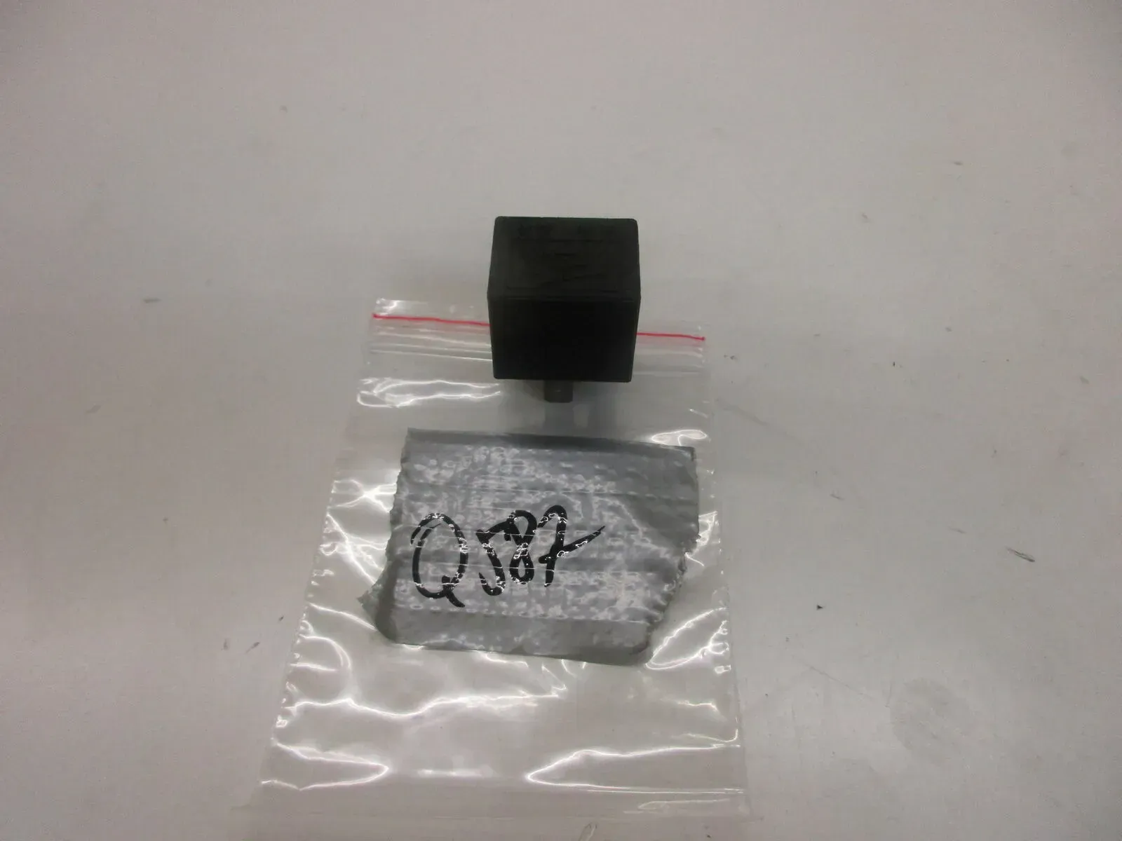 Q587. Audi VW Porsche Relais Arbeitsstromrelais 12V Schalter 431951253 - Bild 1