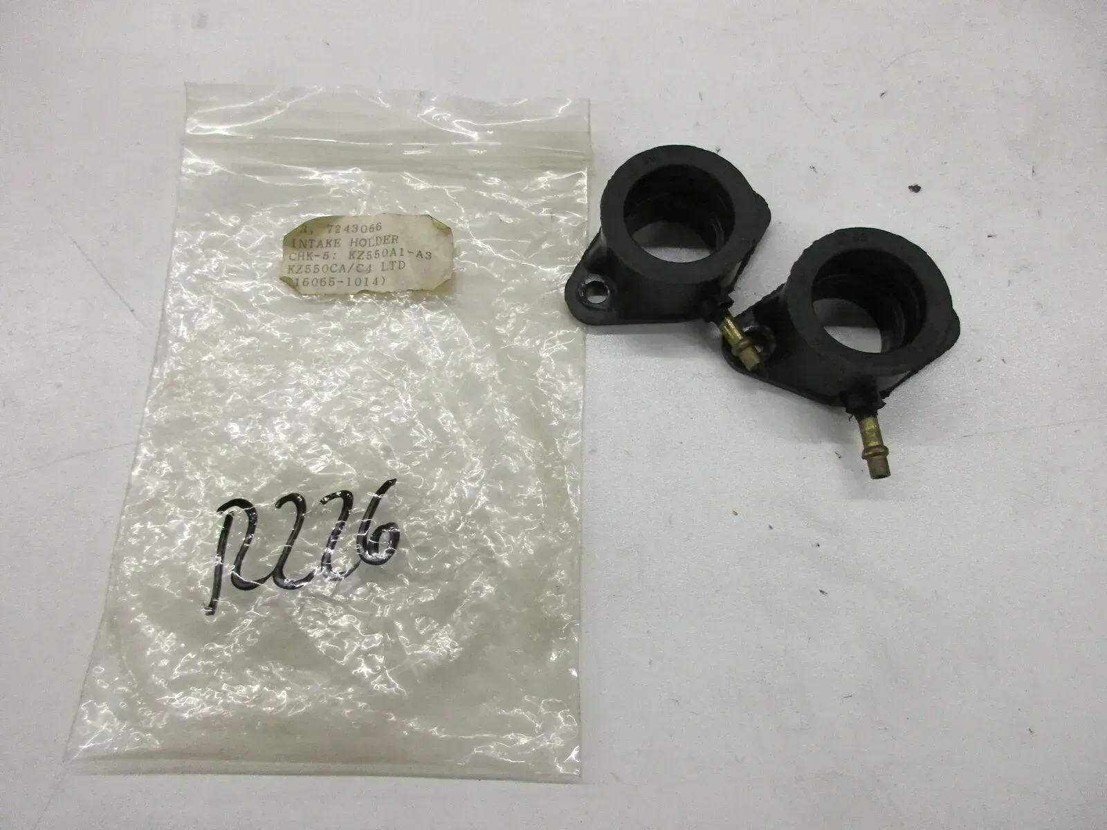 R226. Kawasaki Z 550 LTD KZ550 Ansaugstutzen Vergaser Vergaserstutzen Gummi - Bild 1