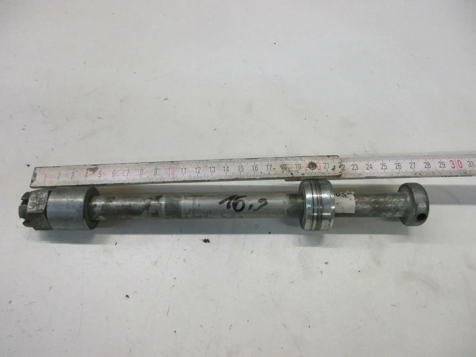 O2. Kawasaki GPZ 305 EX305A BD Steckachse hinten Achse Hinterrad 17 mm Felge - Bild 1