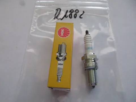 Background image for R1882 NGK DR8ES-L Kawasaki Yamaha Suzuki Zündkerze 2923 Motor Ø 14 mm